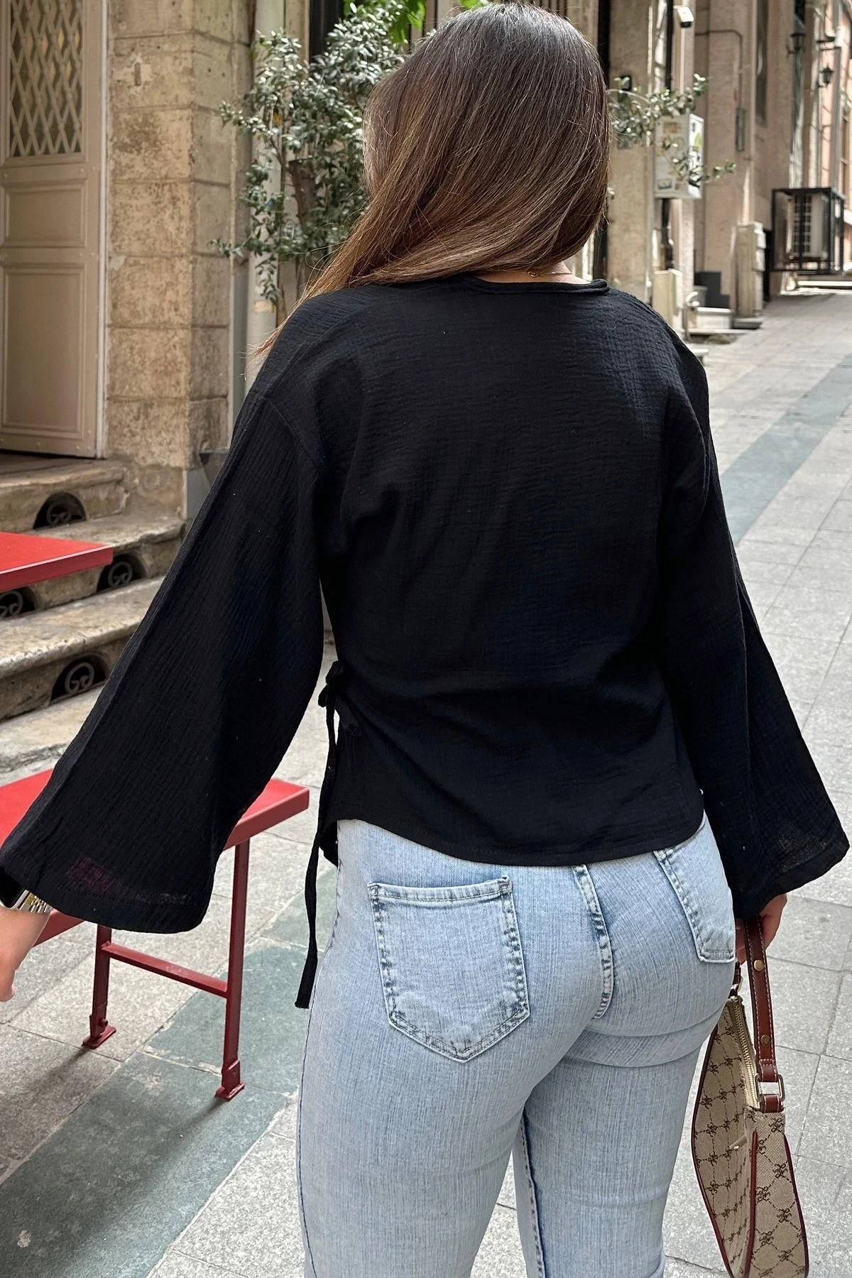 Kadın Siyah Kruvaze Yaka, Çapraz Bağlamalı, Flare Kollu, Salaş Müslin Bluz