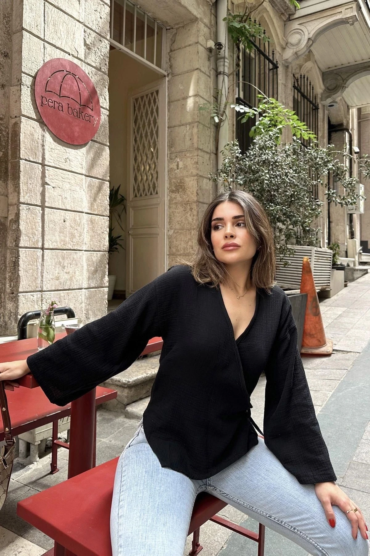 Kadın Siyah Kruvaze Yaka, Çapraz Bağlamalı, Flare Kollu, Salaş Müslin Bluz