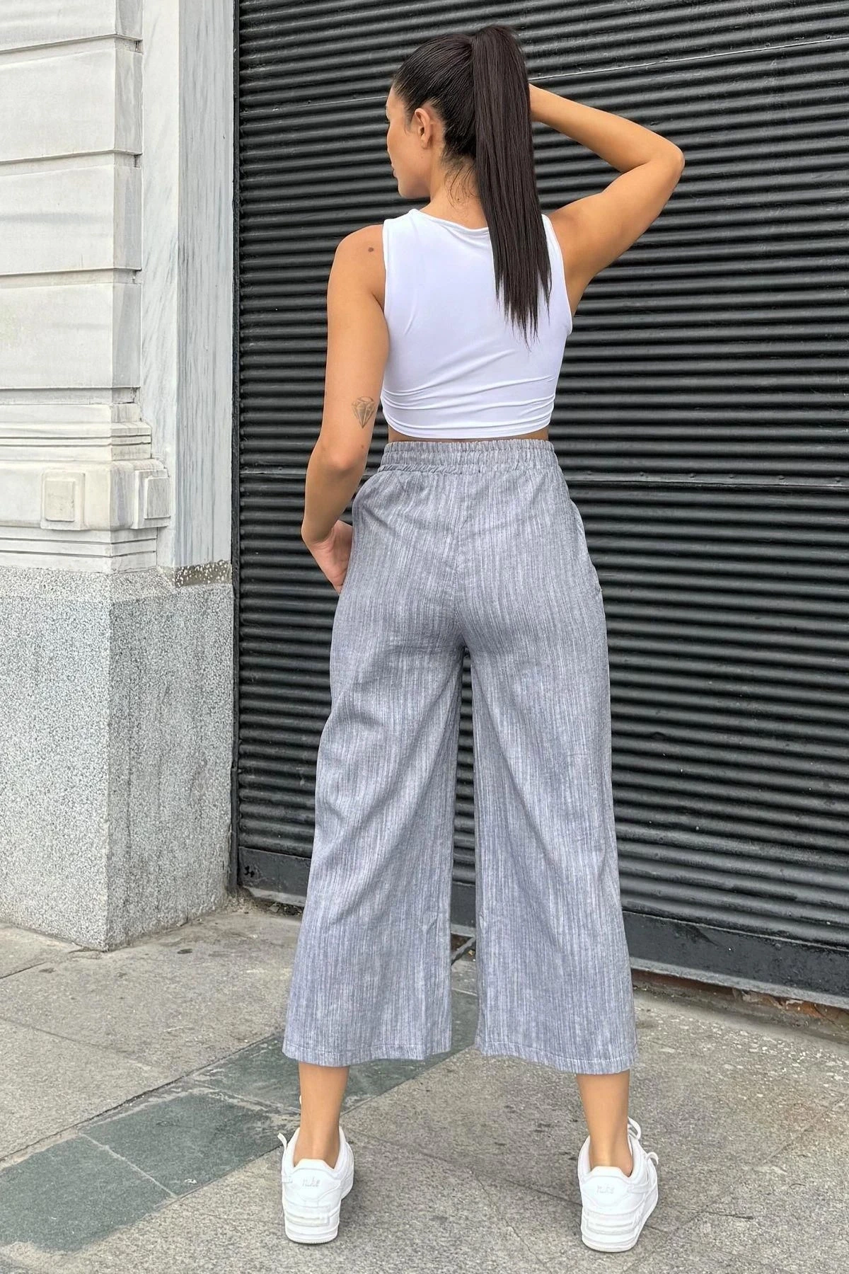 Kadın Siyah Lastikli Yüksek Bel, Cepli, Yırtmaçlı, Geniş Paça, Salaş Keten Kapri Pantolon