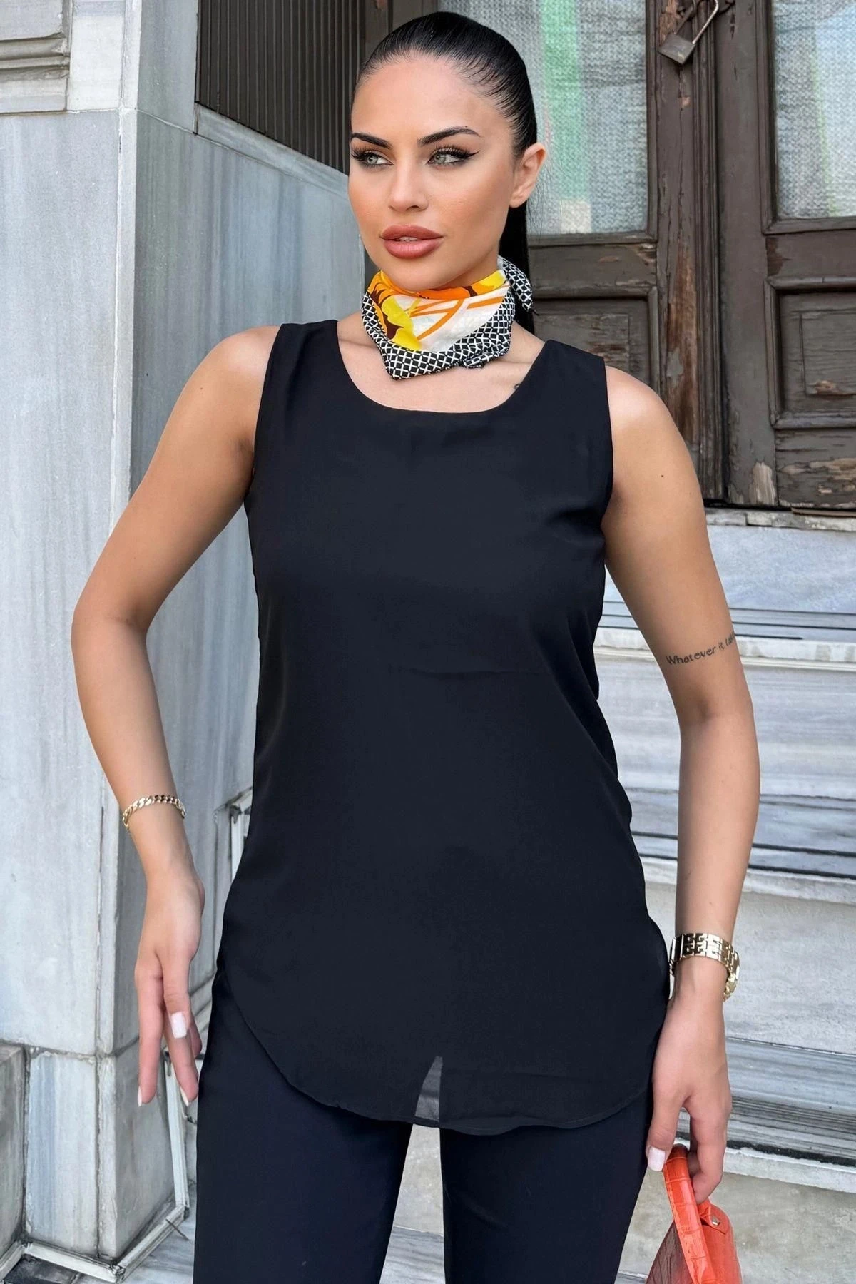 Kadın Siyah Yuvarlak Yaka, Kolsuz, Dökümlü Uzun Arka Kesim, Salaş Şifon Bluz