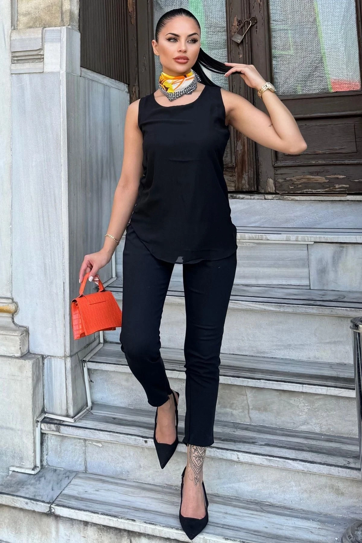 Kadın Siyah Yuvarlak Yaka, Kolsuz, Dökümlü Uzun Arka Kesim, Salaş Şifon Bluz