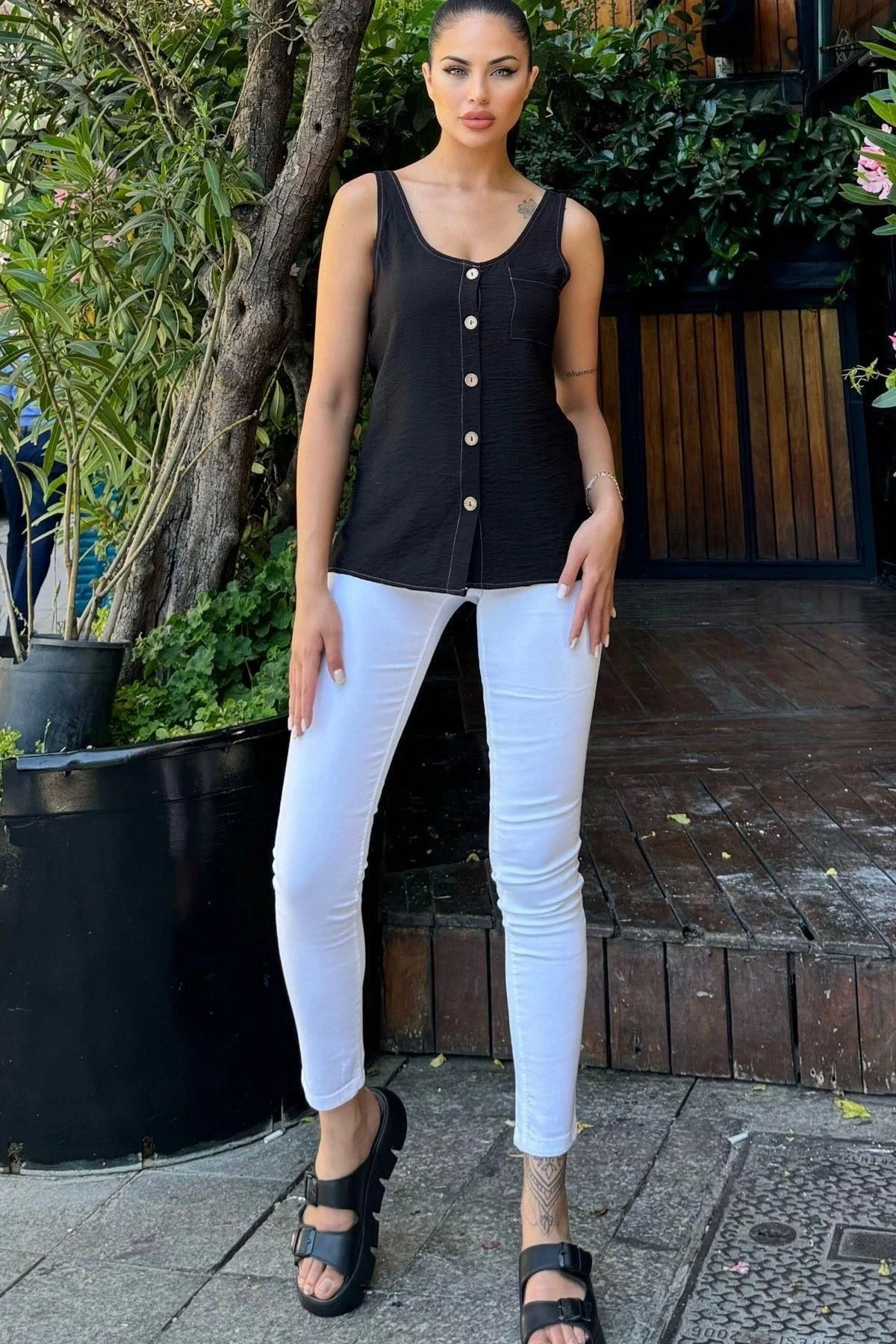 Kadın Siyah Yuvarlak Yaka Ve Düğme Detaylı, Kalın Askılı Keten Atlet Bluz