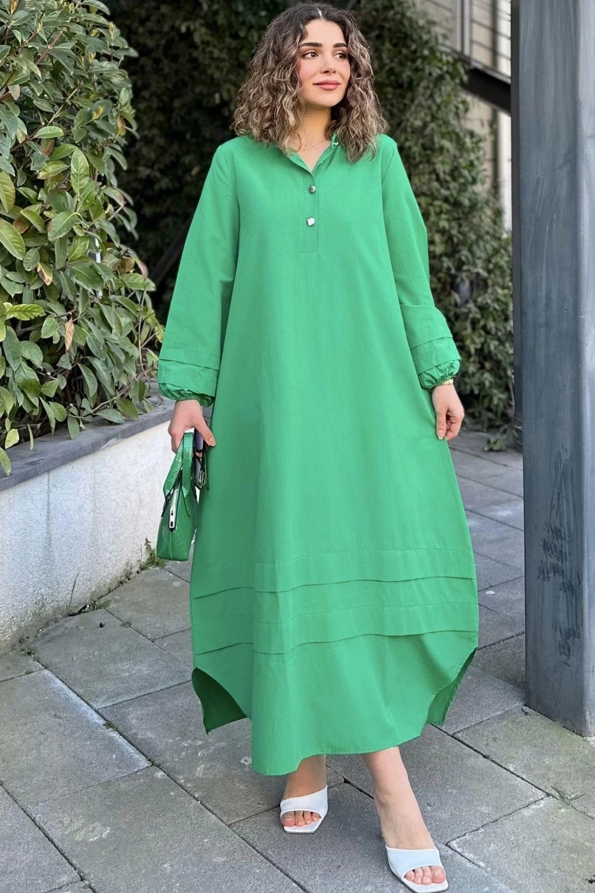 Kadın Yeşil Hakim Yaka, Lastikli Balon Kol, Etek Ve Kolu Kat Kumaş Dikişli, Uzun Salaş Elbise