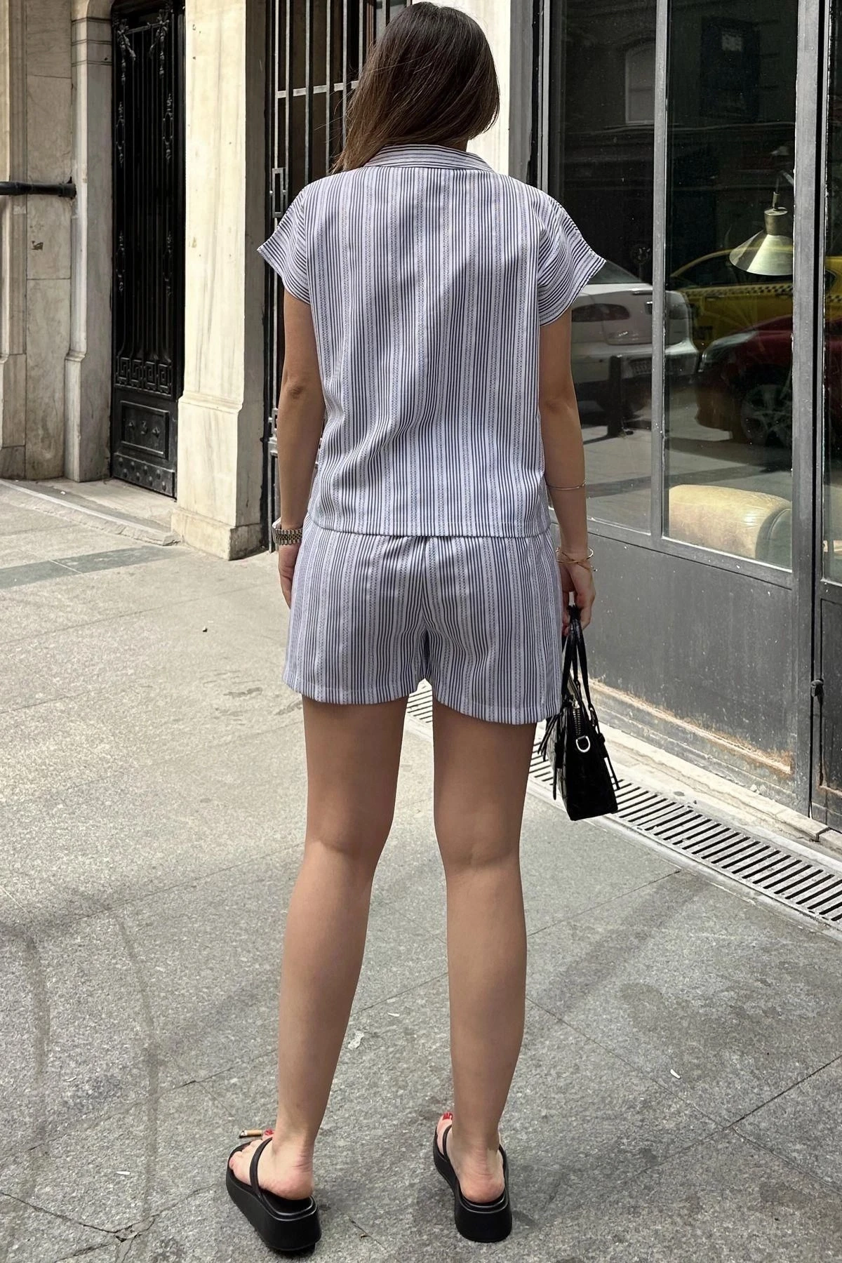 Siyah Apaş Yaka, Kısa Kol Gömlek & Beli Lastikli, Cepli Şort - Çizgi Desen Fisto Alt Üst Takım