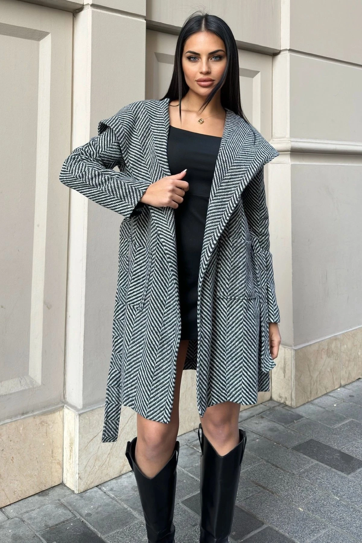 Siyah Balıksırtı Desenli, Kruvaze Yaka, Kapüşonlu, Kemerli Uzun Kaşe Kaban (Astarsız)