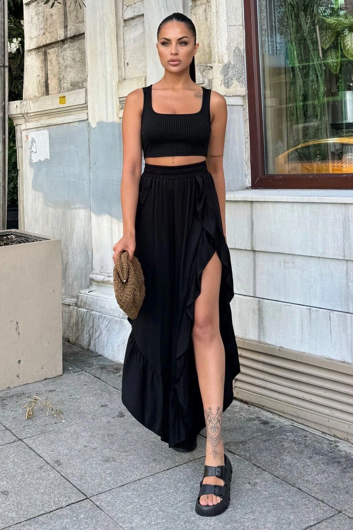 Siyah Bohem Tarz, Yüksel Bel, Derin Yan Yırtmaçlı, Fırfırlı Asimetrik Kesim, Salaş Etek Pantolon