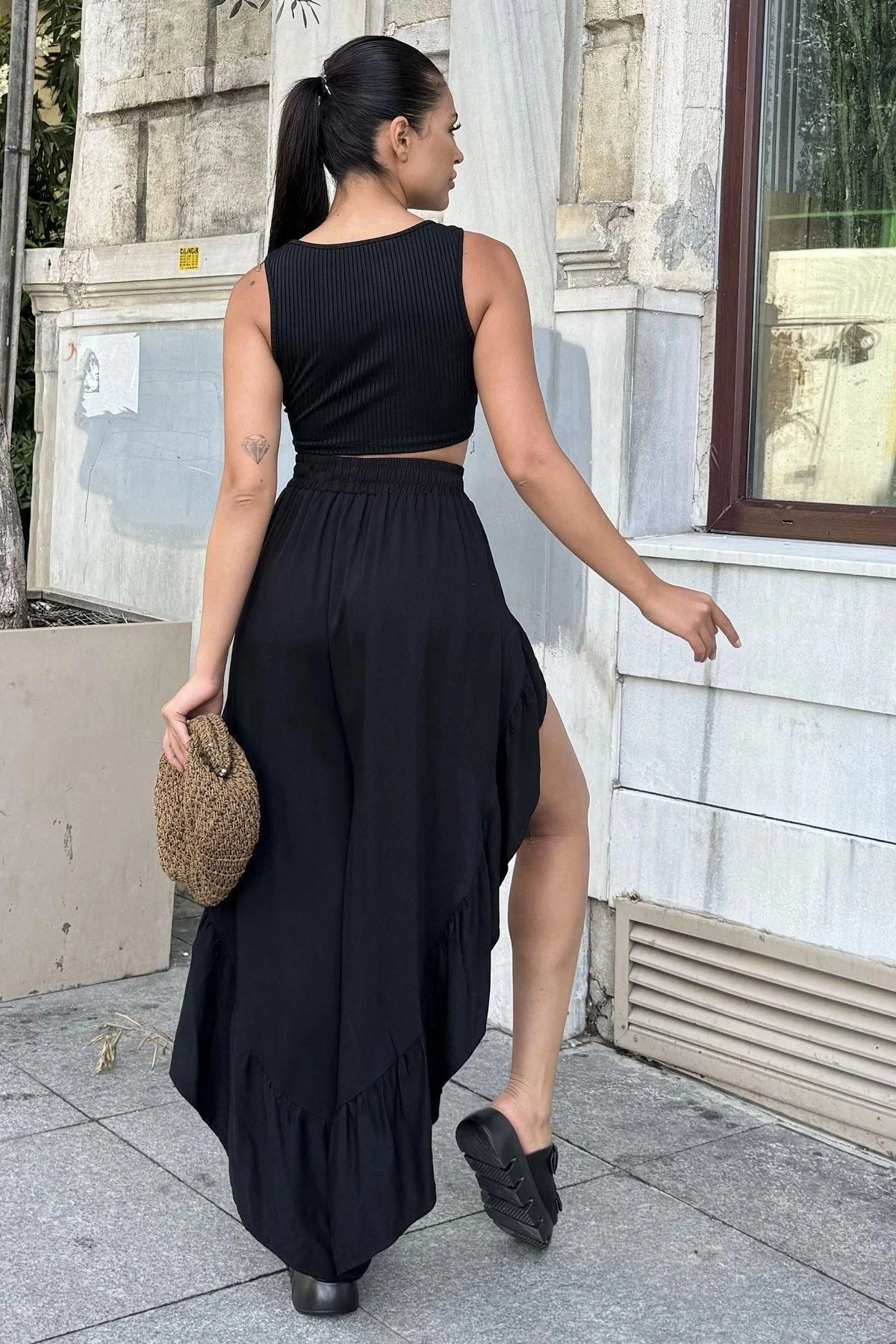 Siyah Bohem Tarz, Yüksel Bel, Derin Yan Yırtmaçlı, Fırfırlı Asimetrik Kesim, Salaş Etek Pantolon