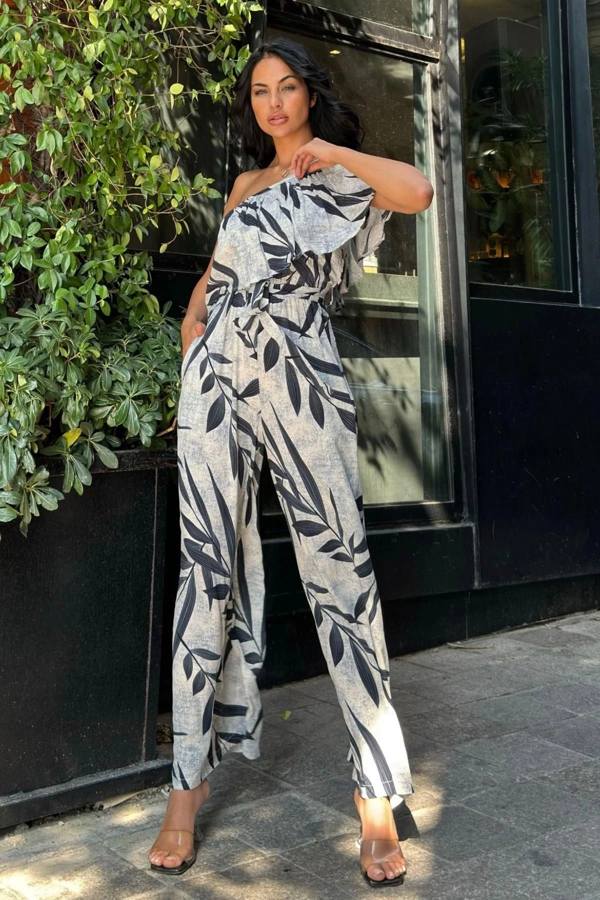 Siyah Desenli Tek Omuz Kuşaklı Viskon Tulum