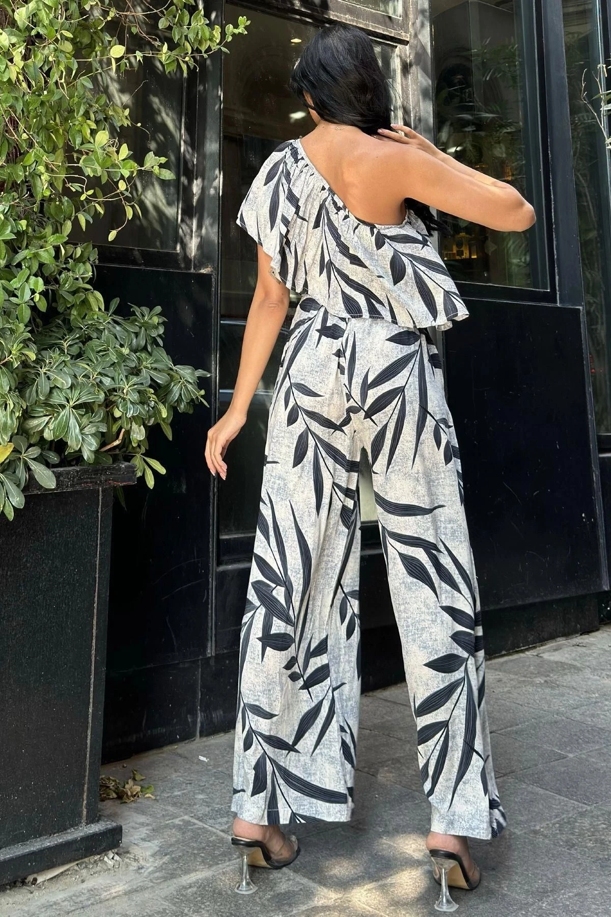 Siyah Desenli Tek Omuz Kuşaklı Viskon Tulum