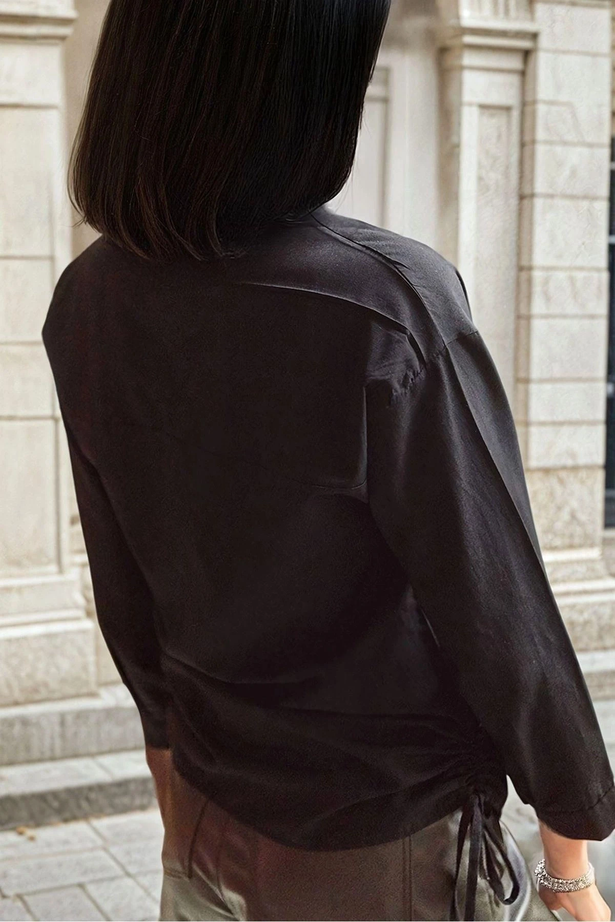 Siyah Düğmeli, Yanları Büzgü Detaylı, Uzun Kollu Gömlek