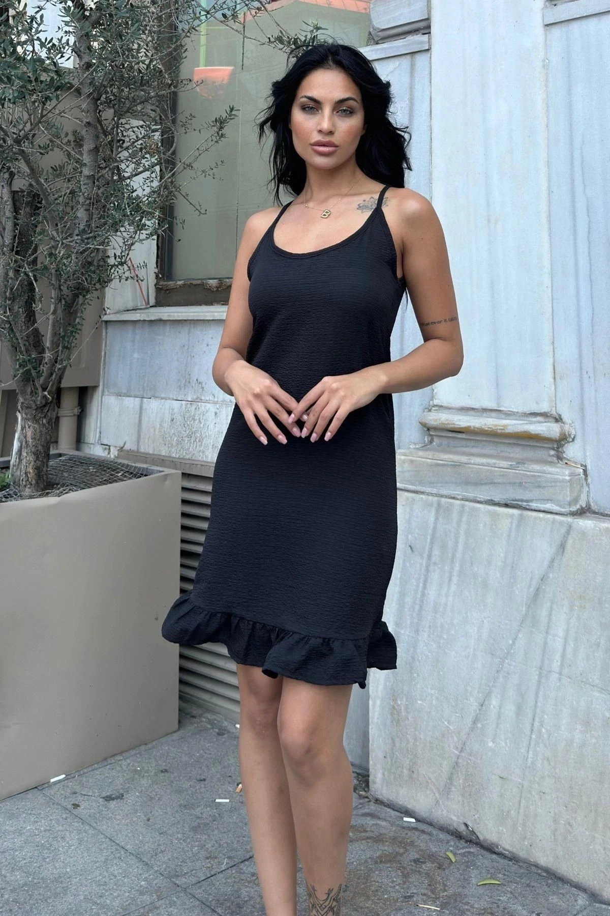 Siyah Gofre Midi Rahat Volanlı Elbise