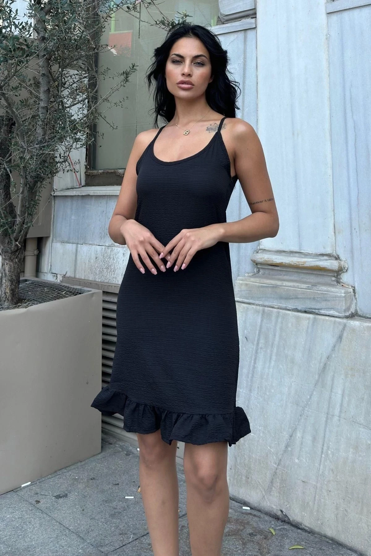 Siyah Gofre Midi Rahat Volanlı Elbise