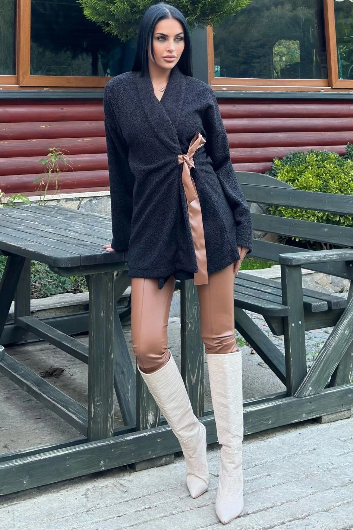 Siyah Kruvaze Yaka, Deri Kuşaklı, Kuzu Peluş Hırka Ceket