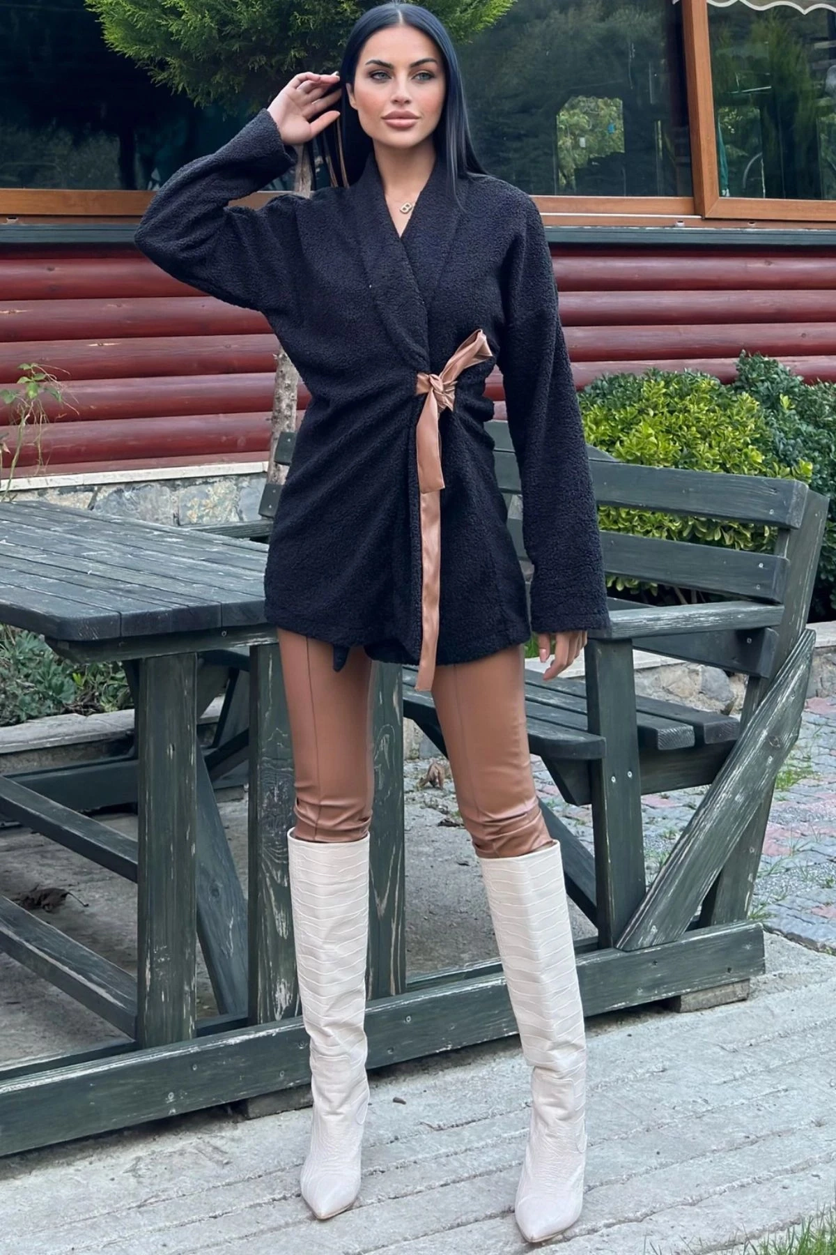 Siyah Kruvaze Yaka, Deri Kuşaklı, Kuzu Peluş Hırka Ceket