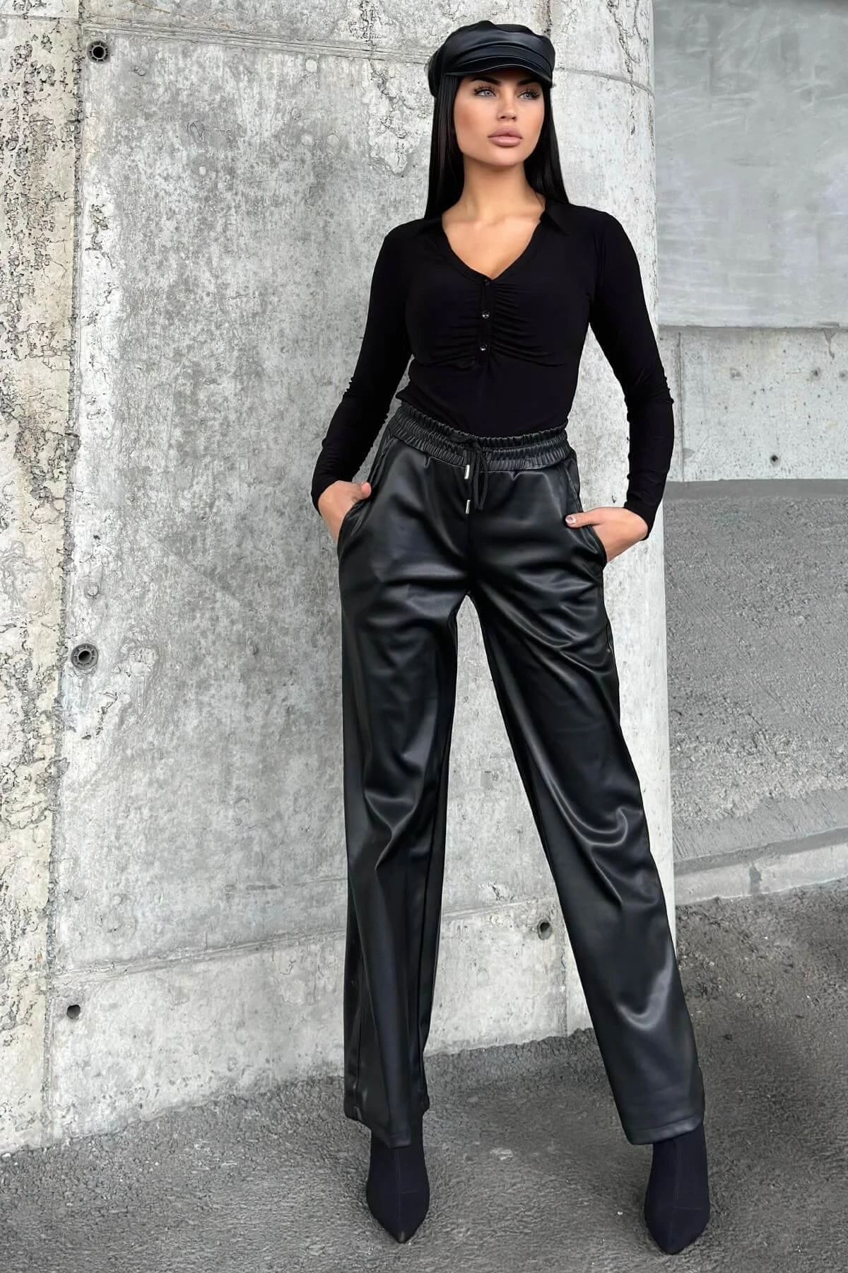 Siyah Lastikli Yüksek Bel, Cepli, Bol Paça, Salaş Deri Pantolon - Tesettüre Uygun