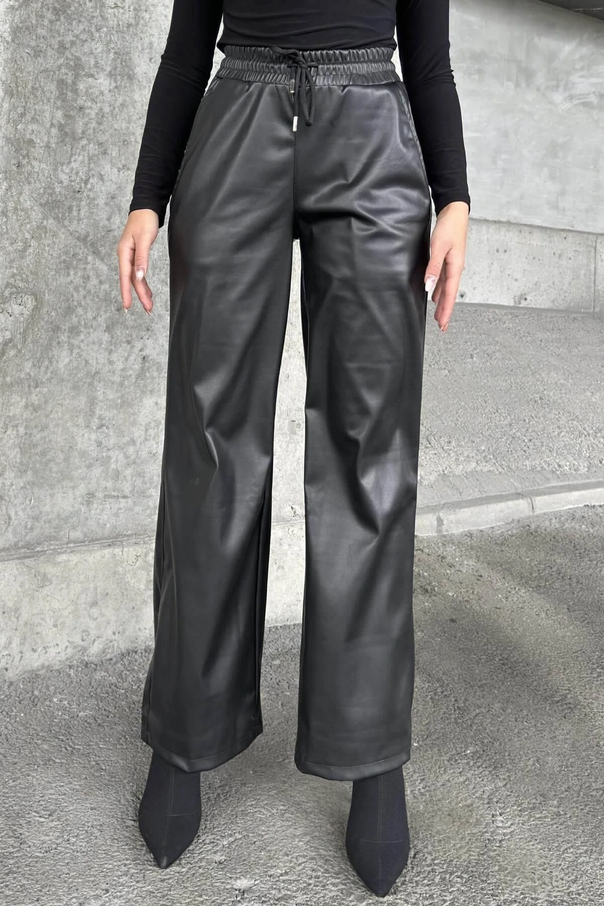 Siyah Lastikli Yüksek Bel, Cepli, Bol Paça, Salaş Deri Pantolon - Tesettüre Uygun