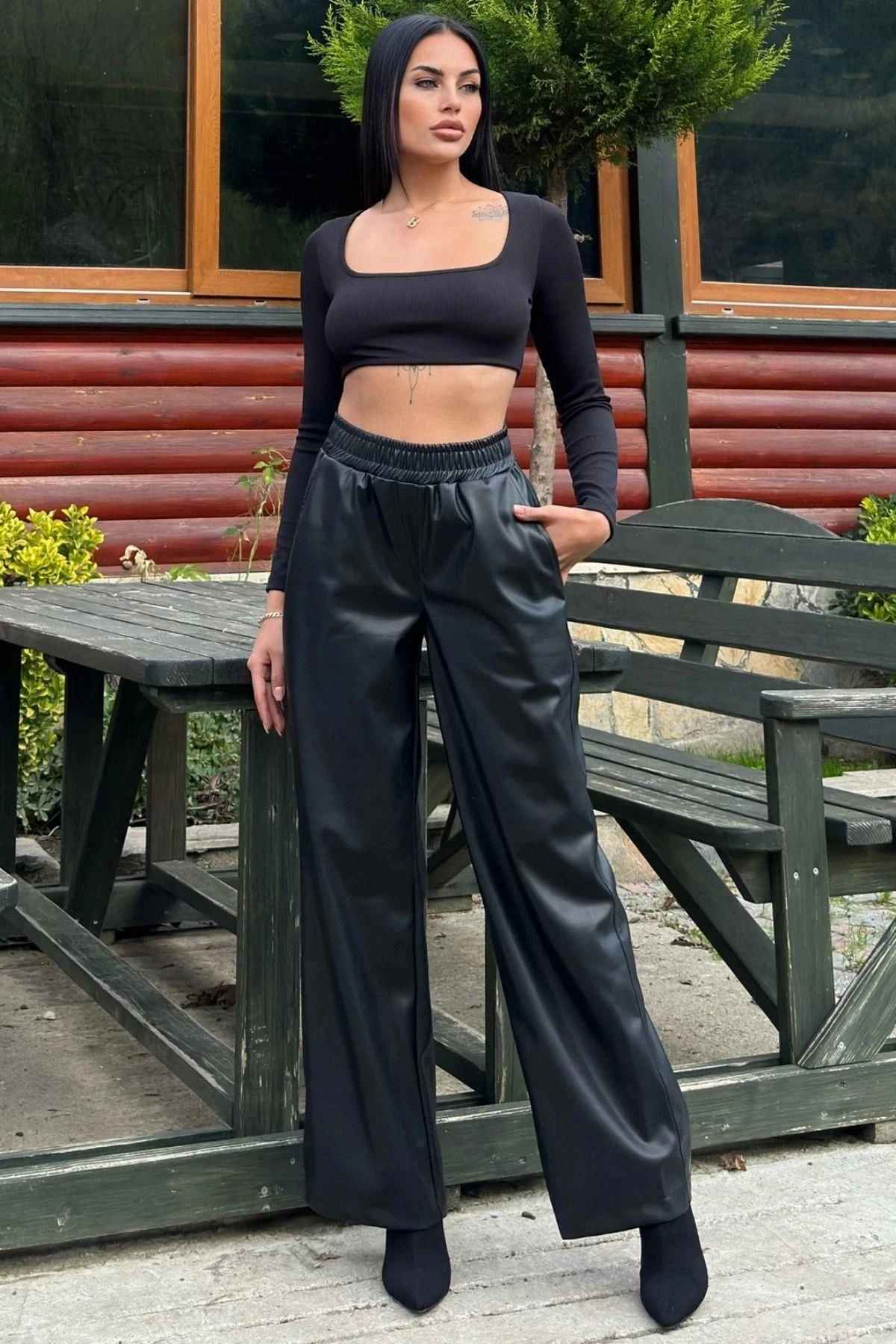 Siyah Lastikli Yüksek Bel, Cepli, Bol Paça, Salaş Deri Pantolon - Tesettüre Uygun