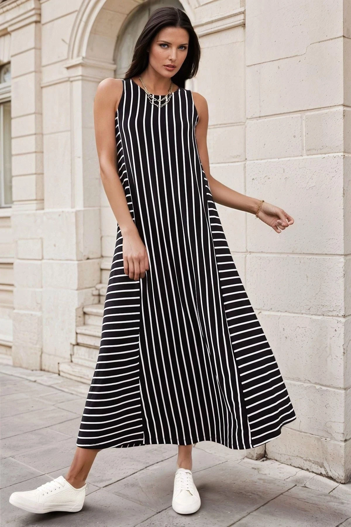 Siyah Yuvarlak Yaka, Uzun Çizgili, Kolsuz, A Kesim Elbise