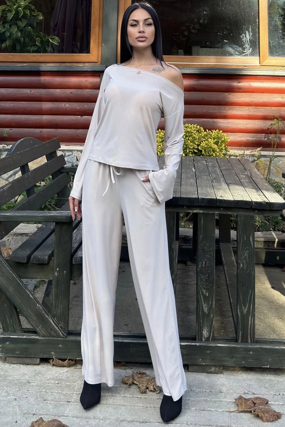 Taş Bağcık Detaylı Geniş Paça Pantolon & Geniş Yaka Salaş Bluz - Sandy Kumaş Takım