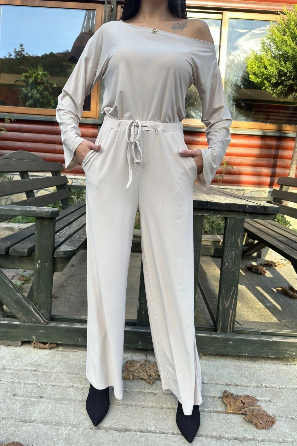 Taş Bağcık Detaylı Geniş Paça Pantolon & Geniş Yaka Salaş Bluz - Sandy Kumaş Takım