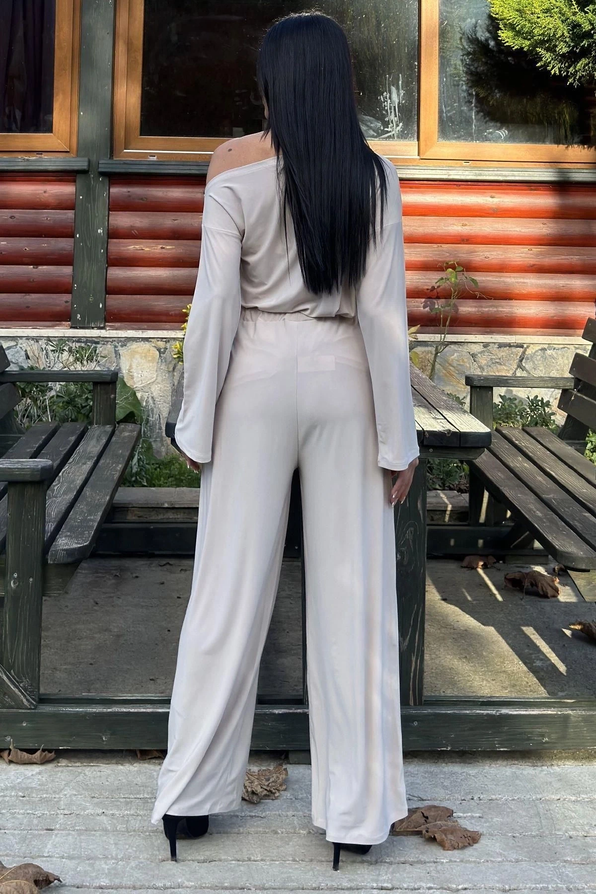 Taş Bağcık Detaylı Geniş Paça Pantolon & Geniş Yaka Salaş Bluz - Sandy Kumaş Takım