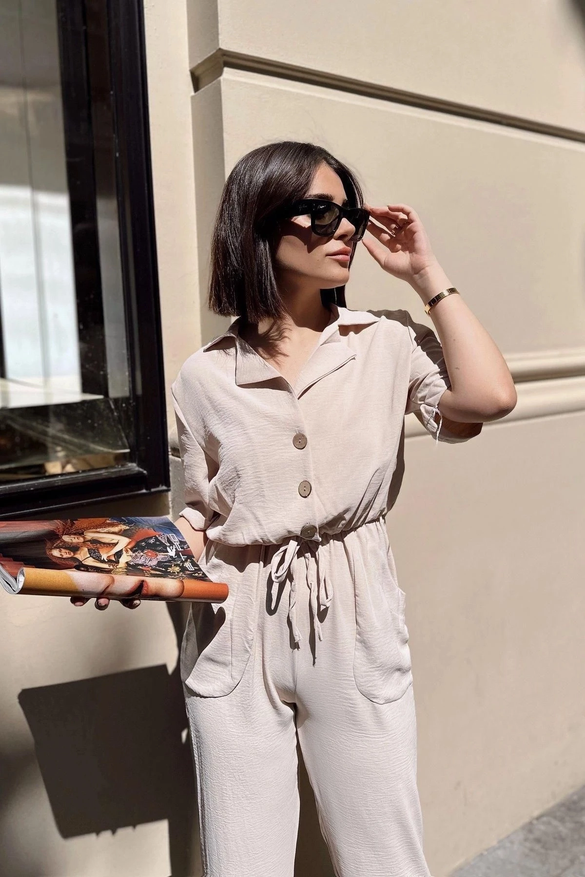 Bej Apaş Yaka, Kısa Kol, Keten/Airobin Kumaş, Rahat Kesim, Yarım Patlı, Beli Büzgülü Tulum