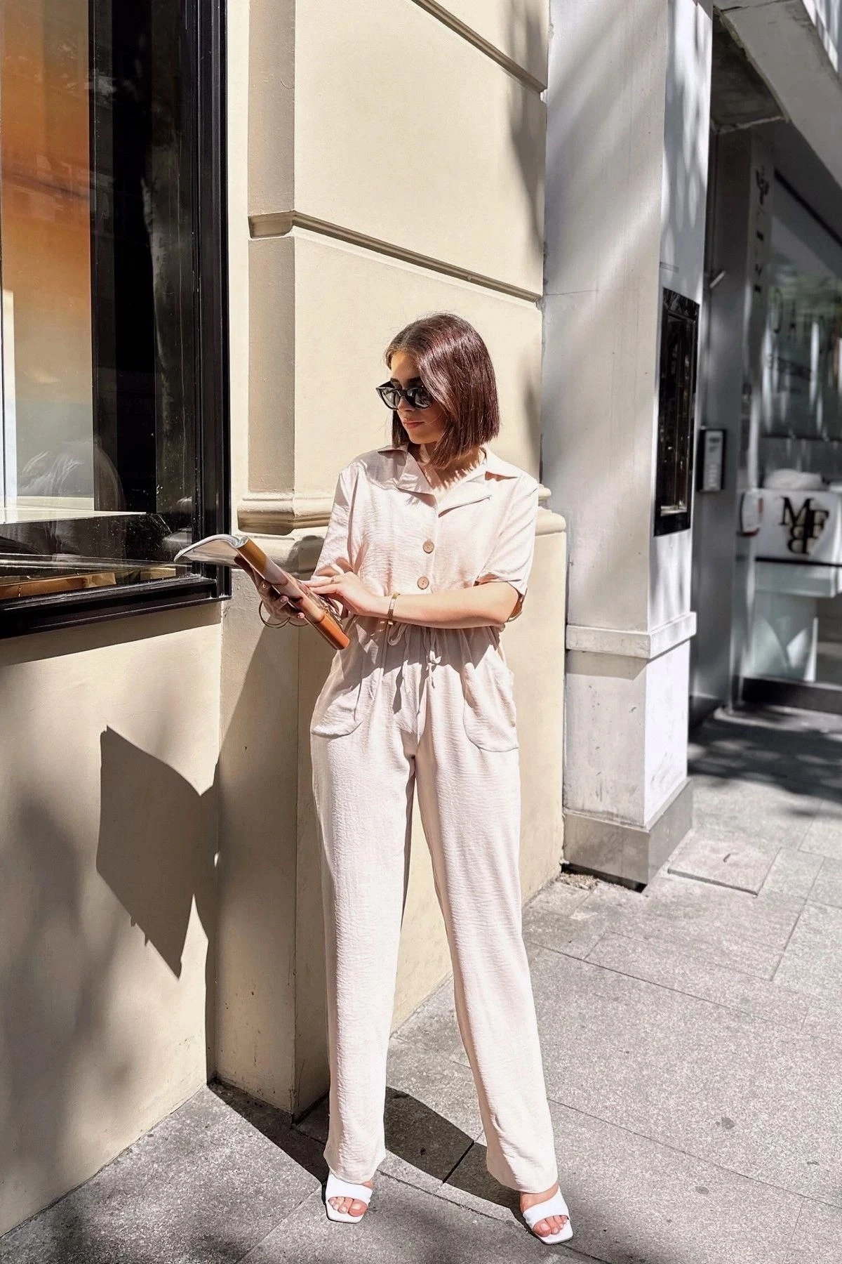 Bej Apaş Yaka, Kısa Kol, Keten/Airobin Kumaş, Rahat Kesim, Yarım Patlı, Beli Büzgülü Tulum