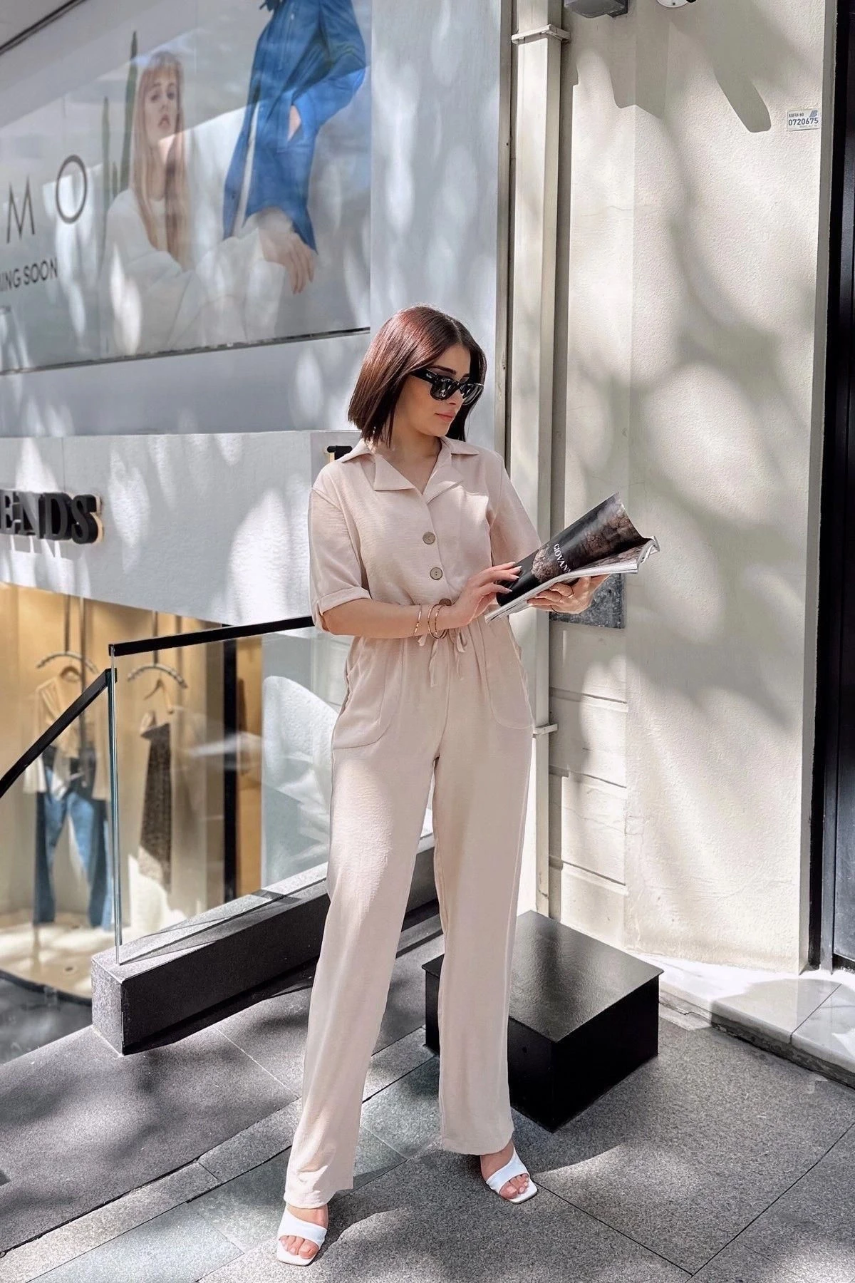 Bej Apaş Yaka, Kısa Kol, Keten/Airobin Kumaş, Rahat Kesim, Yarım Patlı, Beli Büzgülü Tulum