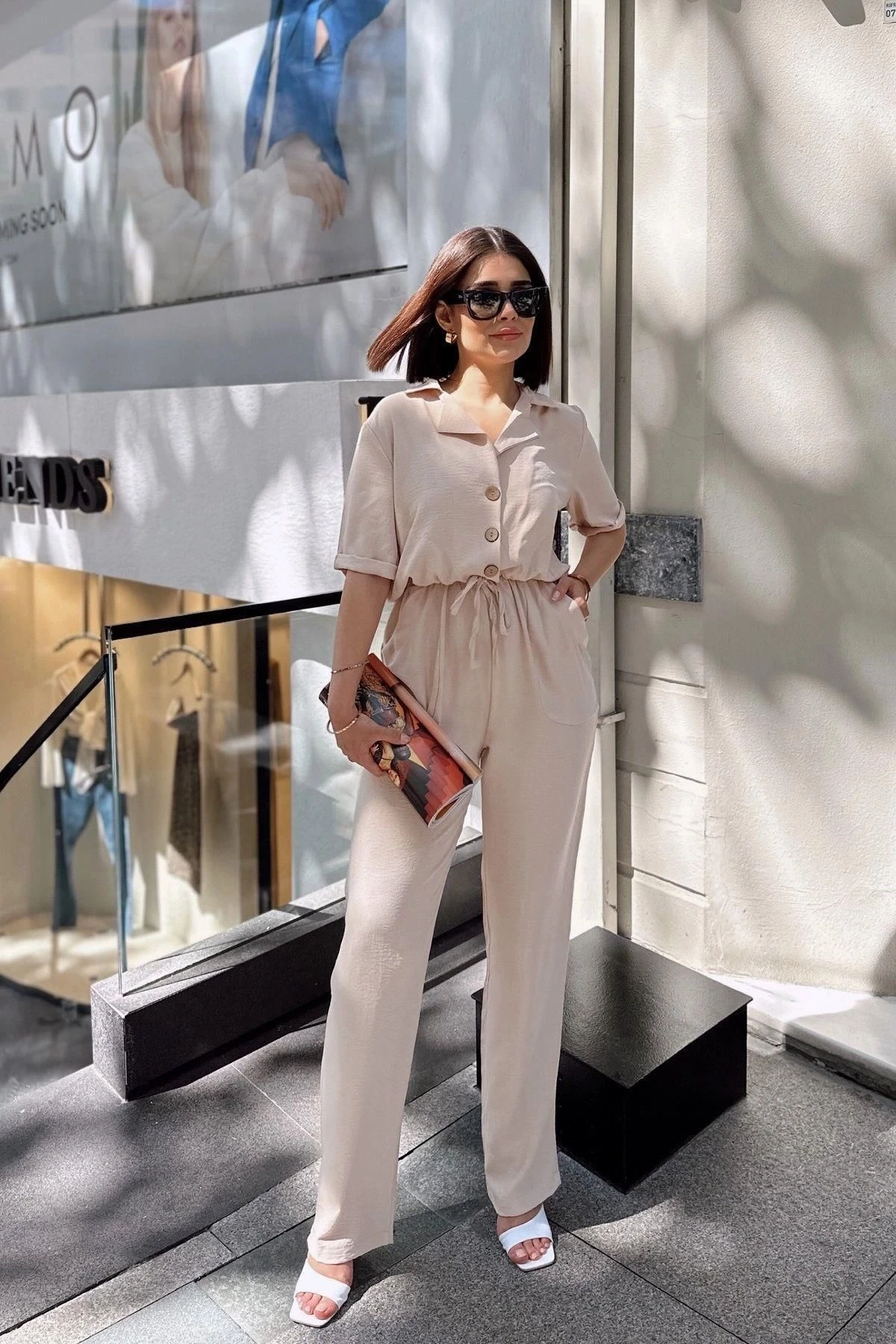 Bej Apaş Yaka, Kısa Kol, Keten/Airobin Kumaş, Rahat Kesim, Yarım Patlı, Beli Büzgülü Tulum