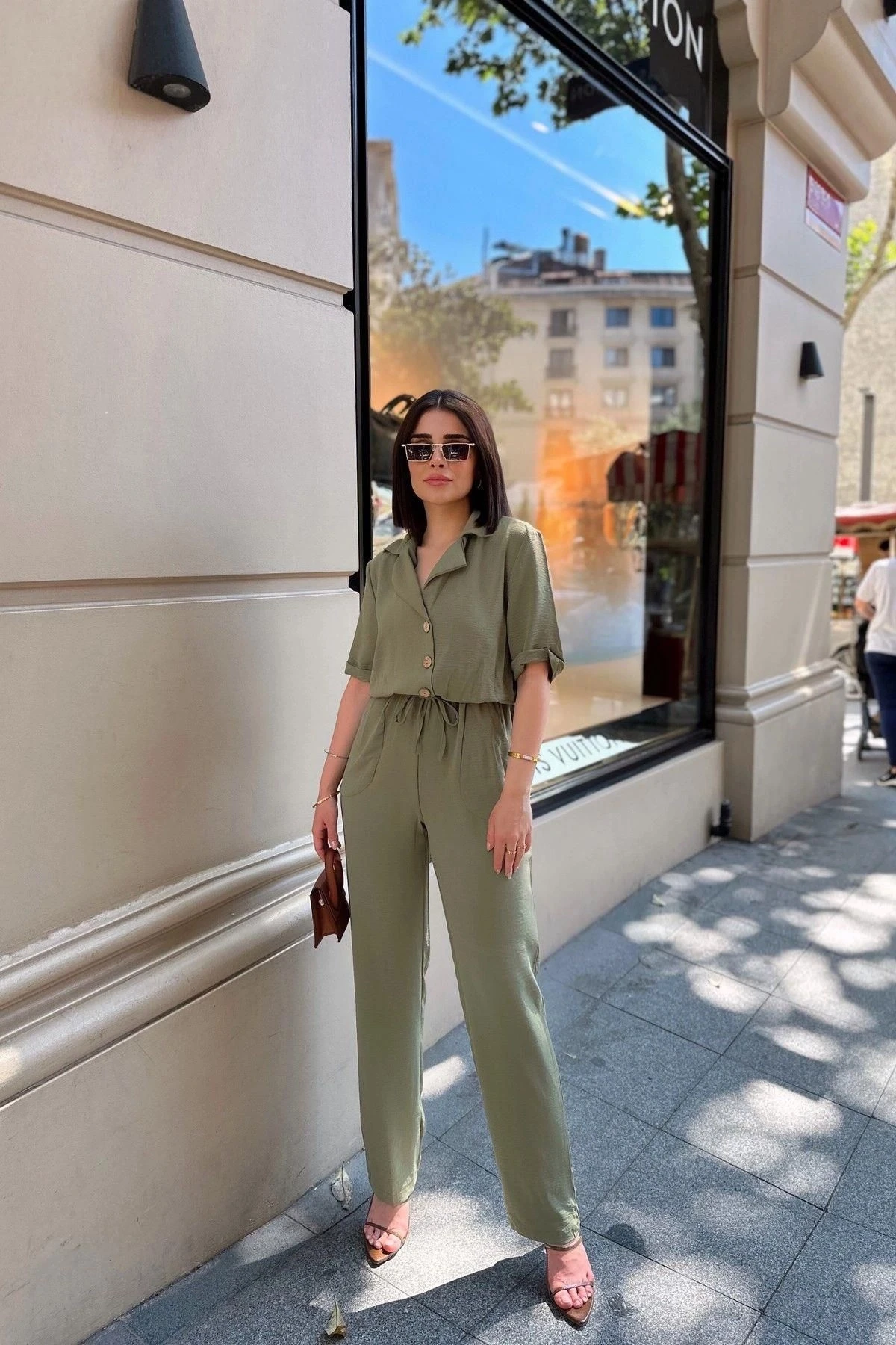 Haki Apaş Yaka, Kısa Kol, Keten/Airobin Kumaş, Rahat Kesim, Yarım Patlı, Beli Büzgülü Tulum