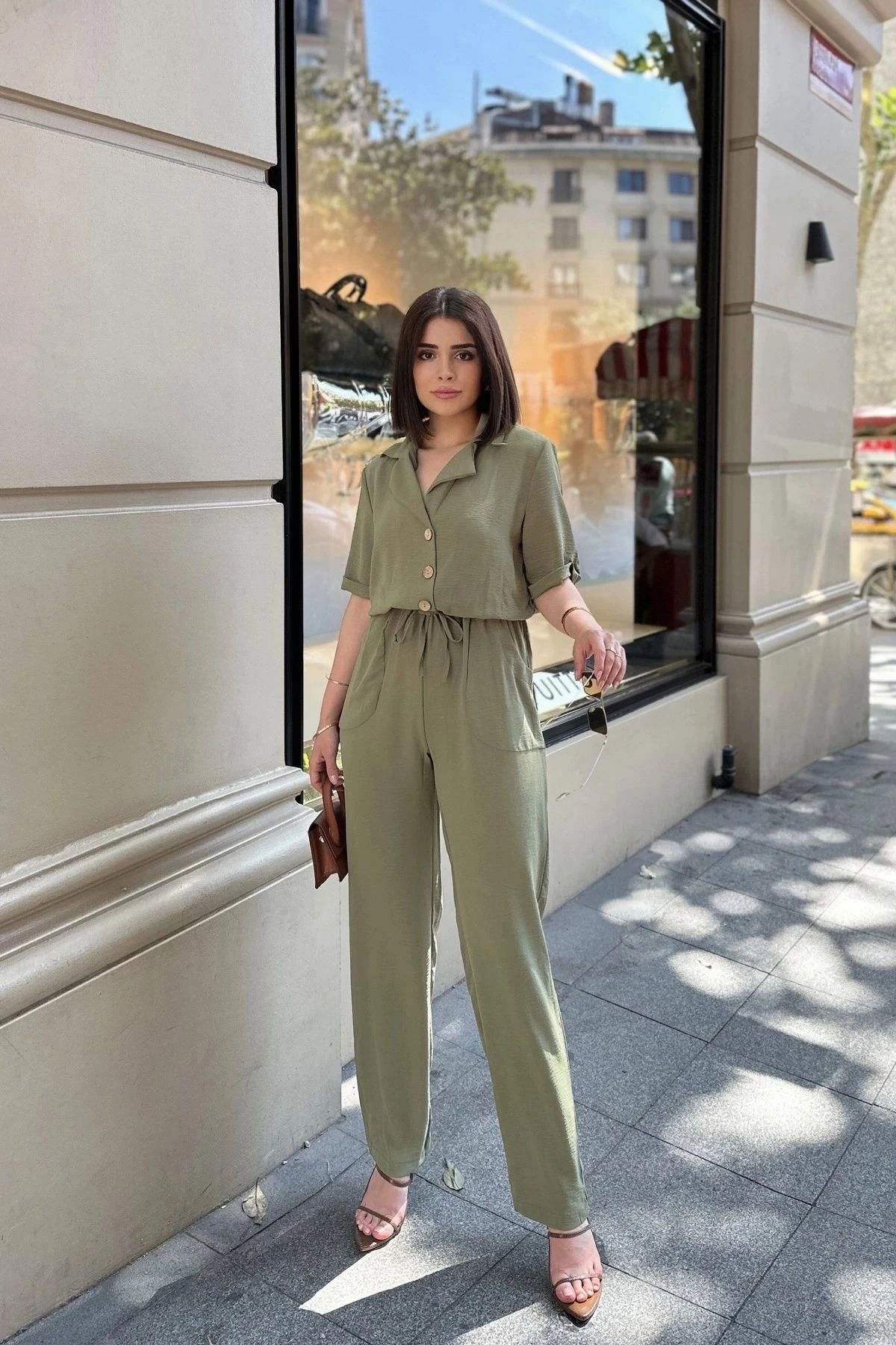 Haki Apaş Yaka, Kısa Kol, Keten/Airobin Kumaş, Rahat Kesim, Yarım Patlı, Beli Büzgülü Tulum