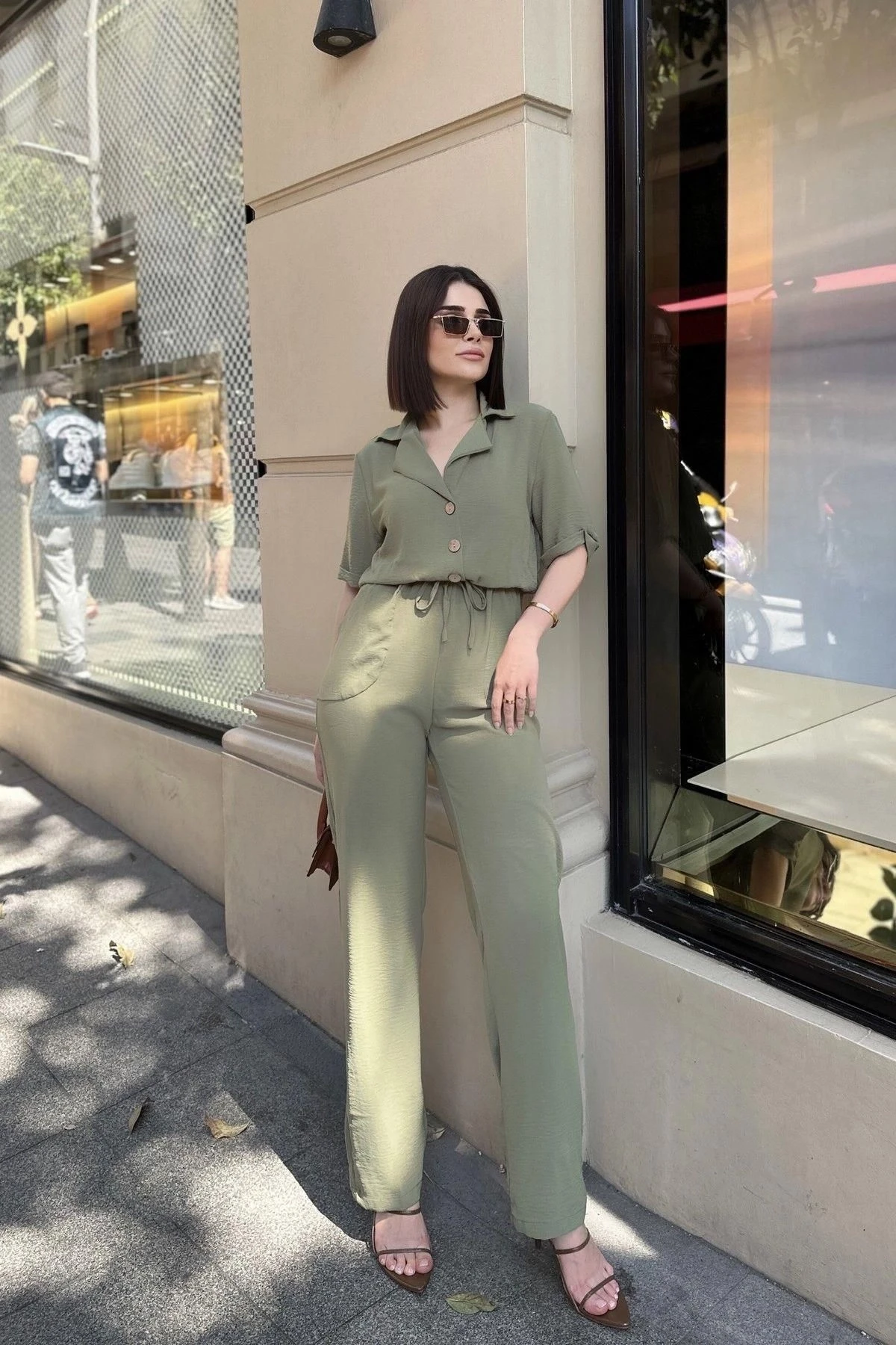 Haki Apaş Yaka, Kısa Kol, Keten/Airobin Kumaş, Rahat Kesim, Yarım Patlı, Beli Büzgülü Tulum