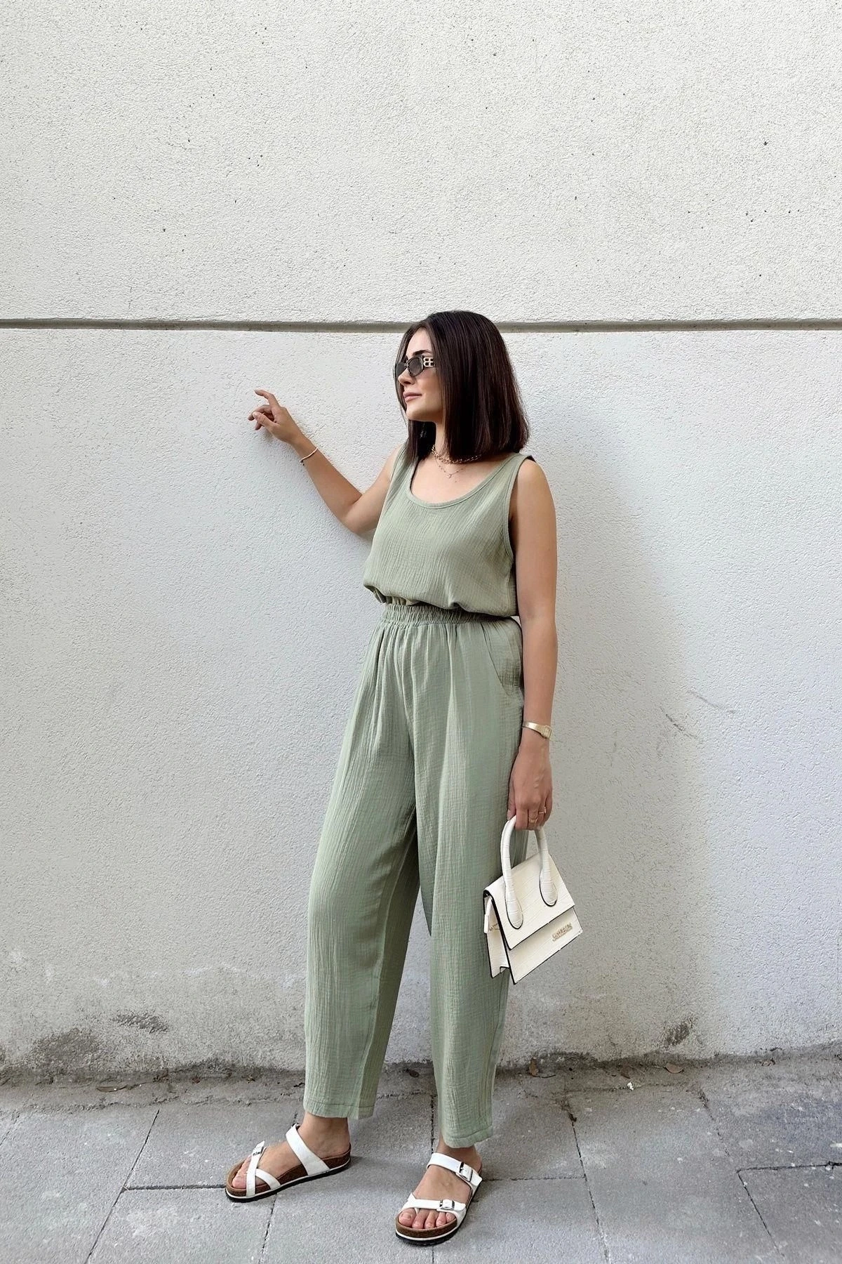 Haki İthal Müslin Kumaş, Beli Lastikli,Cepli Rahat Kalıp Pantolon - Tesettüre Uygun