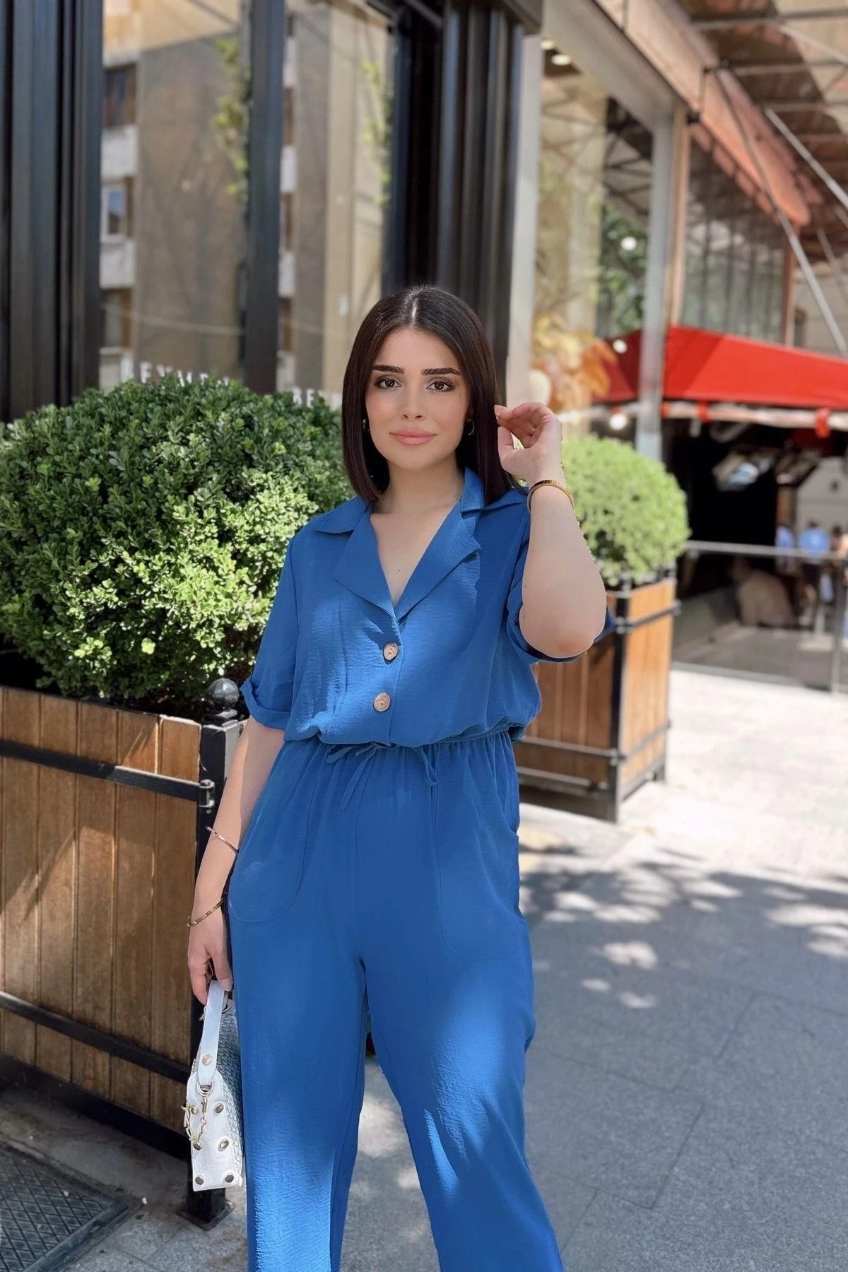 İndigo Apaş Yaka, Kısa Kol, Keten/Airobin Kumaş, Rahat Kesim, Yarım Patlı, Beli Büzgülü Tulum