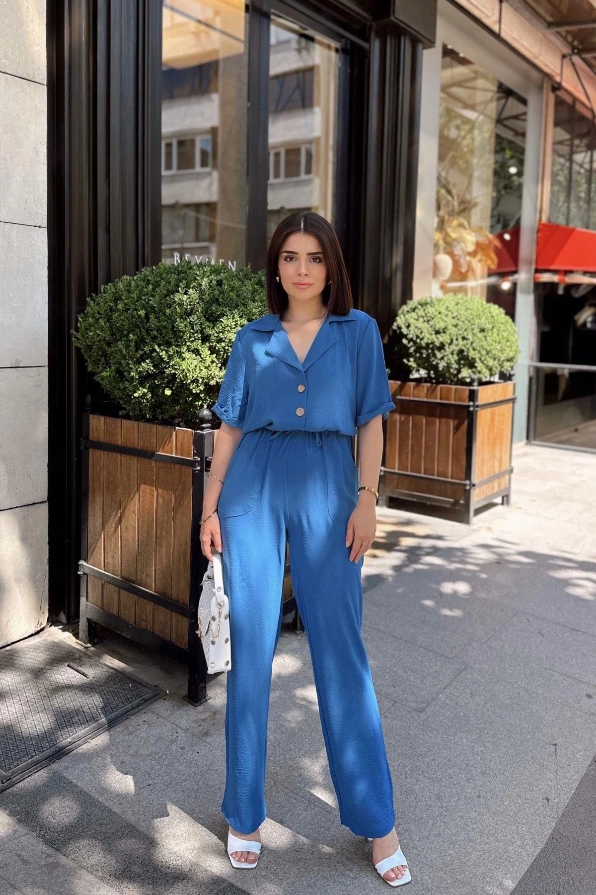 İndigo Apaş Yaka, Kısa Kol, Keten/Airobin Kumaş, Rahat Kesim, Yarım Patlı, Beli Büzgülü Tulum