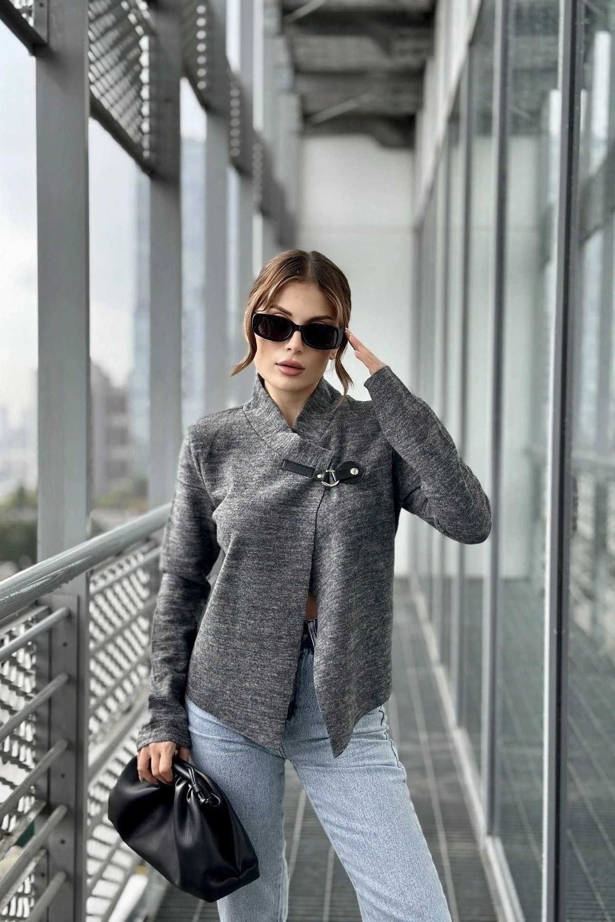 Kadın Antrasit Broş Yaka, Uzun Kol, Lazer Kesim, Dokulu Kumaş, Düğmesiz Ceket