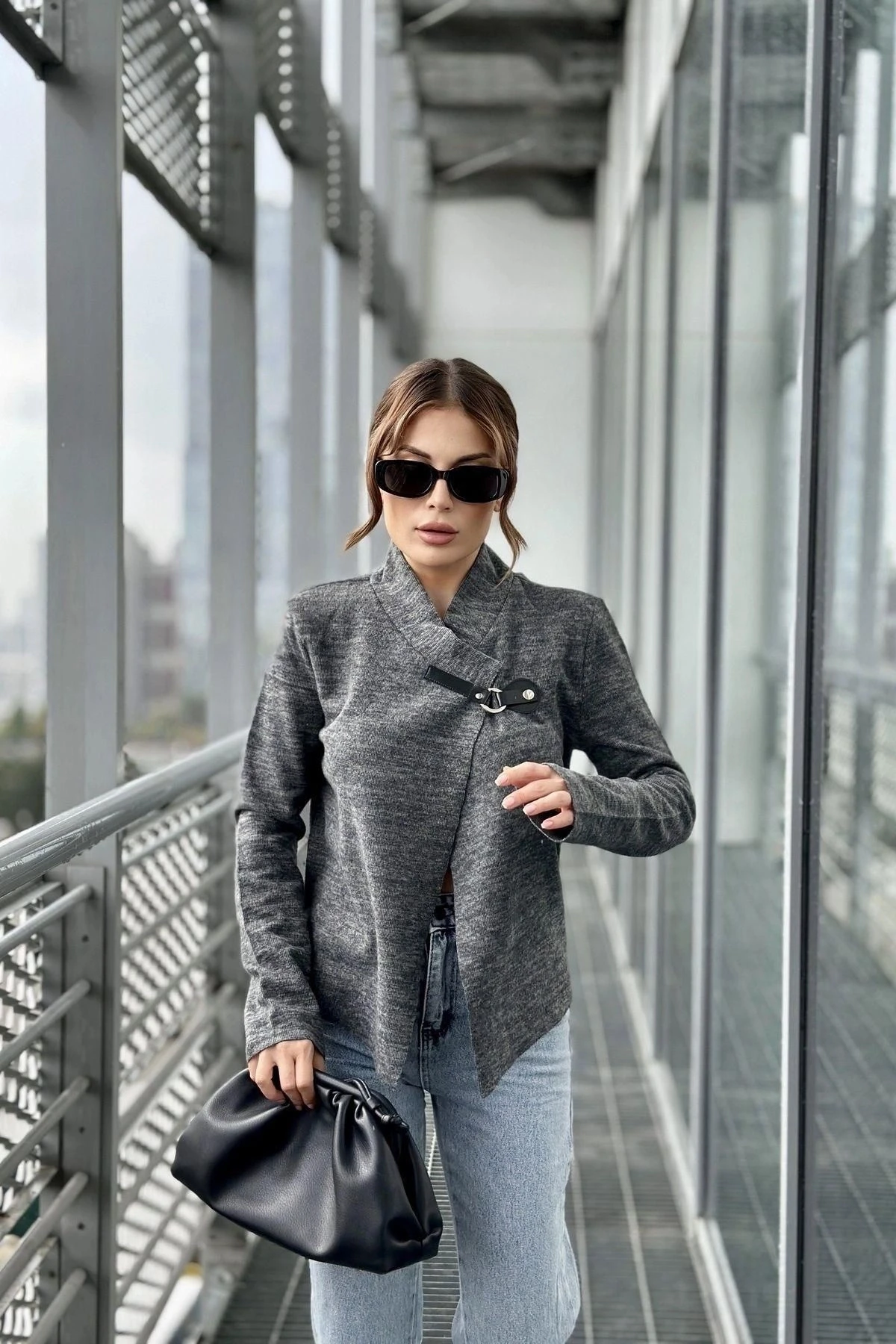 Kadın Antrasit Broş Yaka, Uzun Kol, Lazer Kesim, Dokulu Kumaş, Düğmesiz Ceket