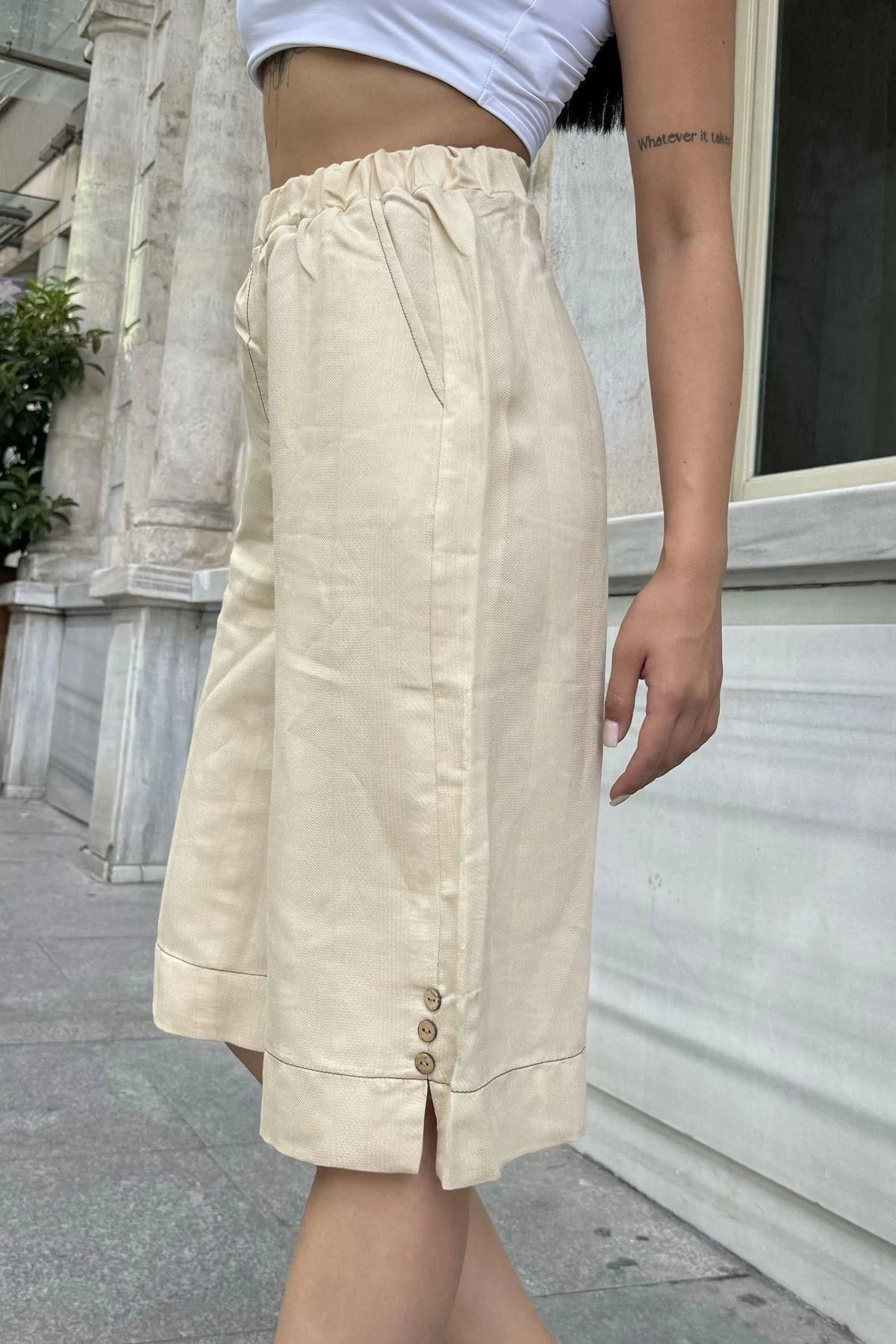 Kadın Bej Beli Lastikli Yanı Düğmeli Kendinden Dokulu Cepli Bermuda Şort