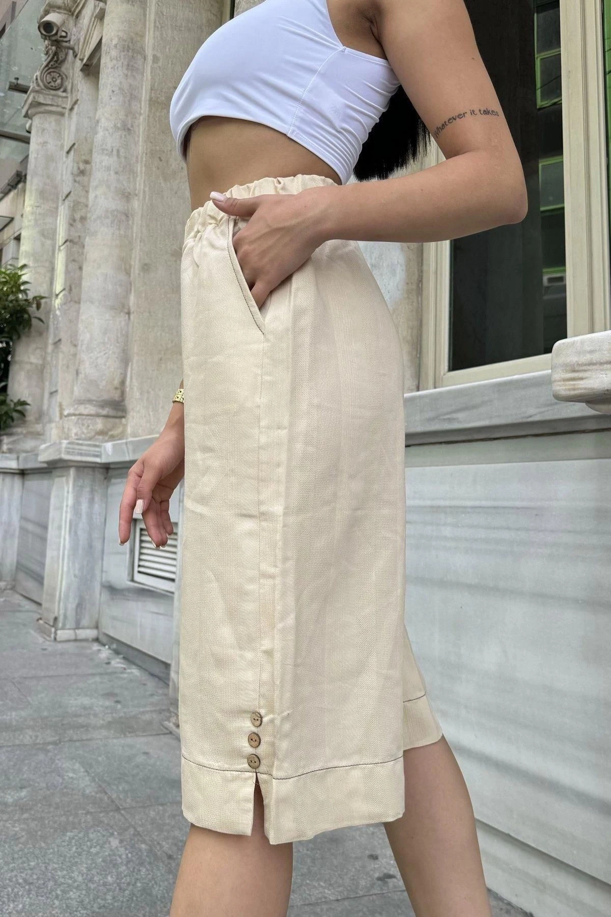Kadın Bej Beli Lastikli Yanı Düğmeli Kendinden Dokulu Cepli Bermuda Şort