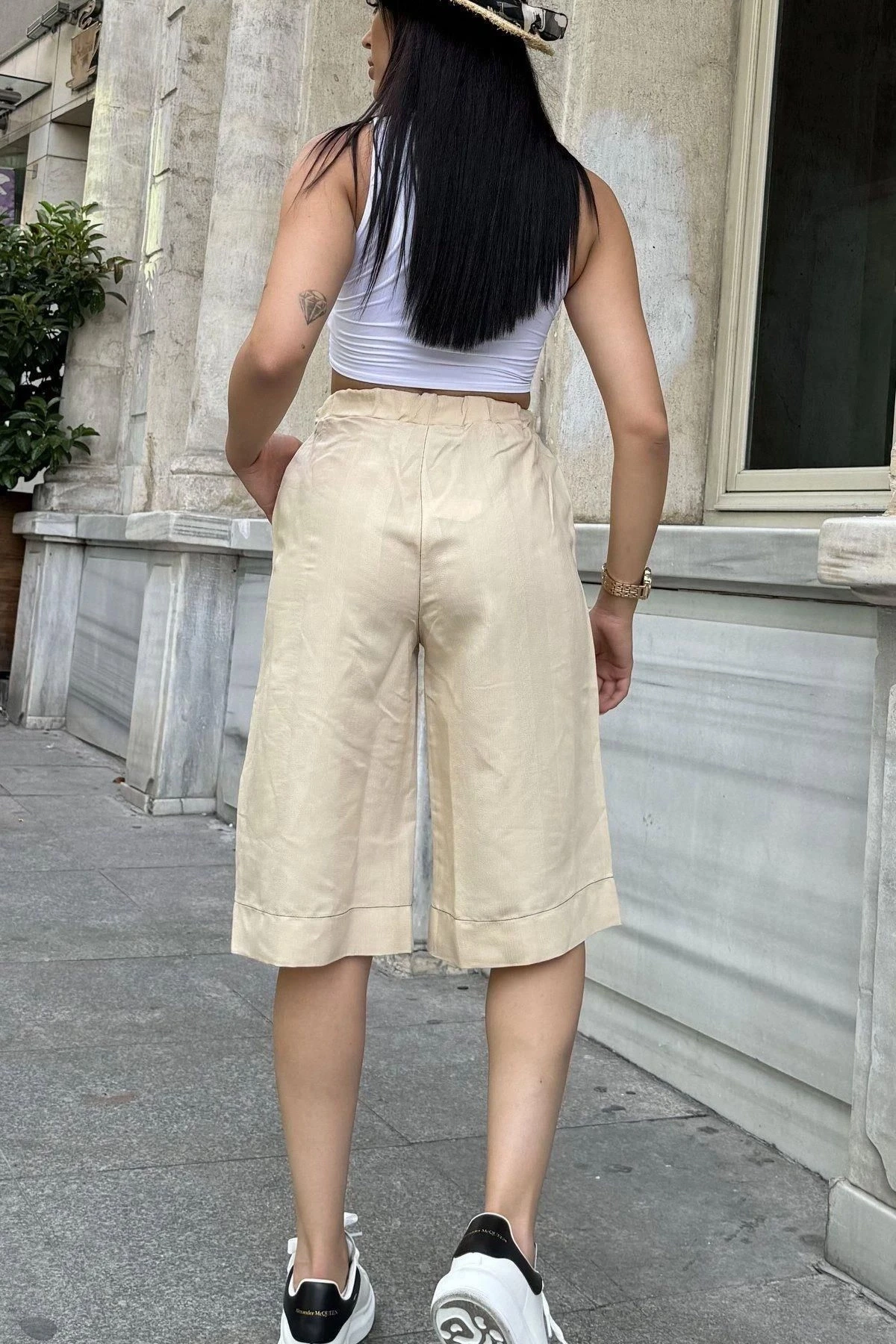 Kadın Bej Beli Lastikli Yanı Düğmeli Kendinden Dokulu Cepli Bermuda Şort