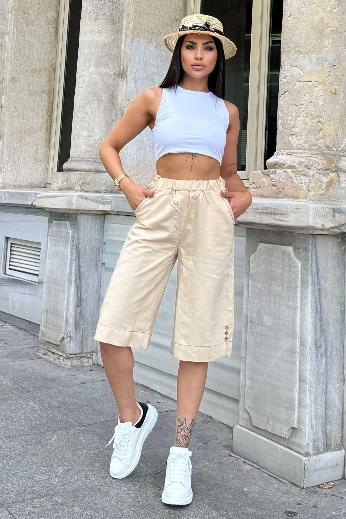 Kadın Bej Beli Lastikli Yanı Düğmeli Kendinden Dokulu Cepli Bermuda Şort