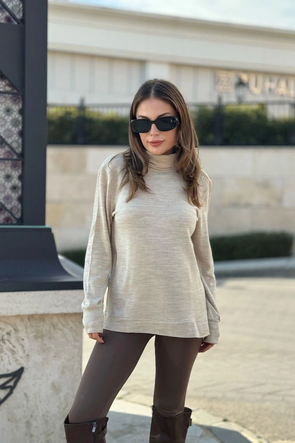 Kadın Bej Bogazlı, Yanları Yırtmaçlı Triko Kazak