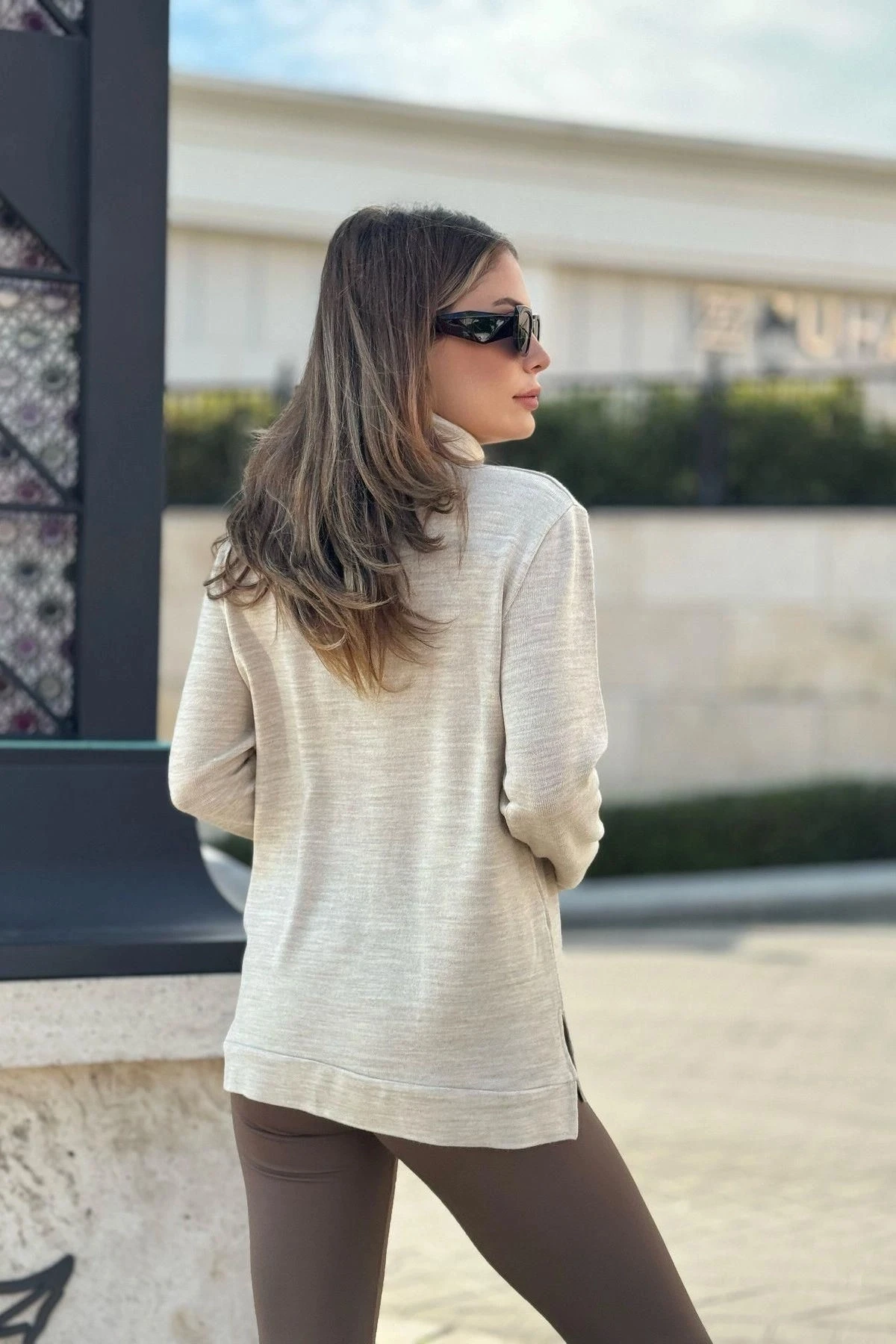 Kadın Bej Bogazlı, Yanları Yırtmaçlı Triko Kazak