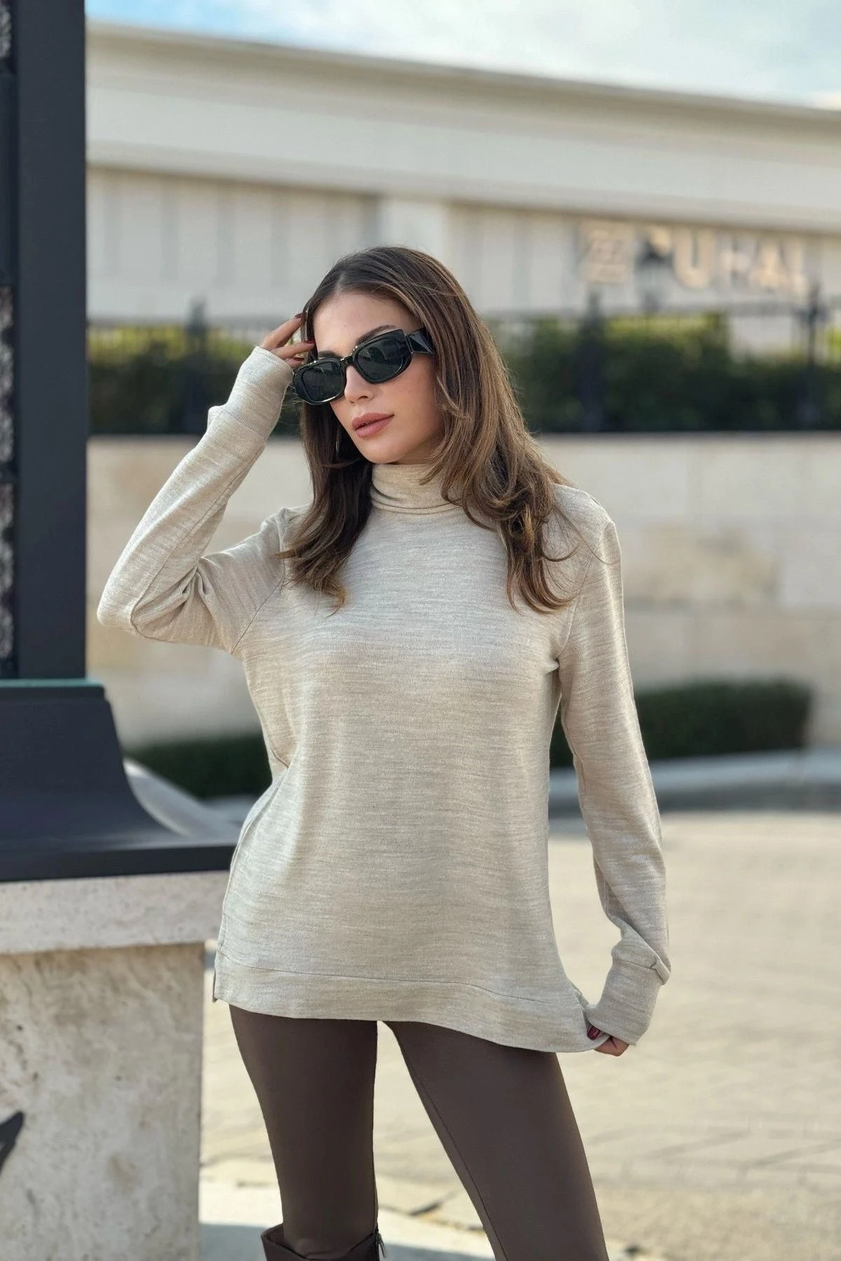 Kadın Bej Bogazlı, Yanları Yırtmaçlı Triko Kazak