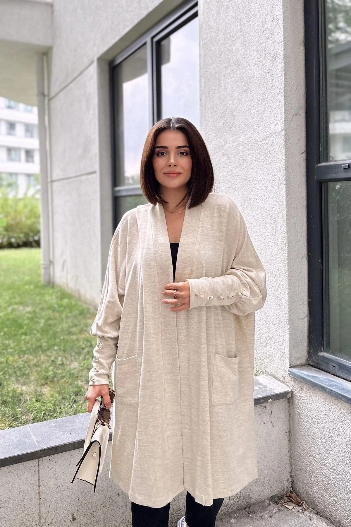 Kadın Bej Düz Şal Yaka, Uzun Kol, Düğme Detaylı Yırtmaçlı Yumuşak Dokulu Uzun Oversize Hırka