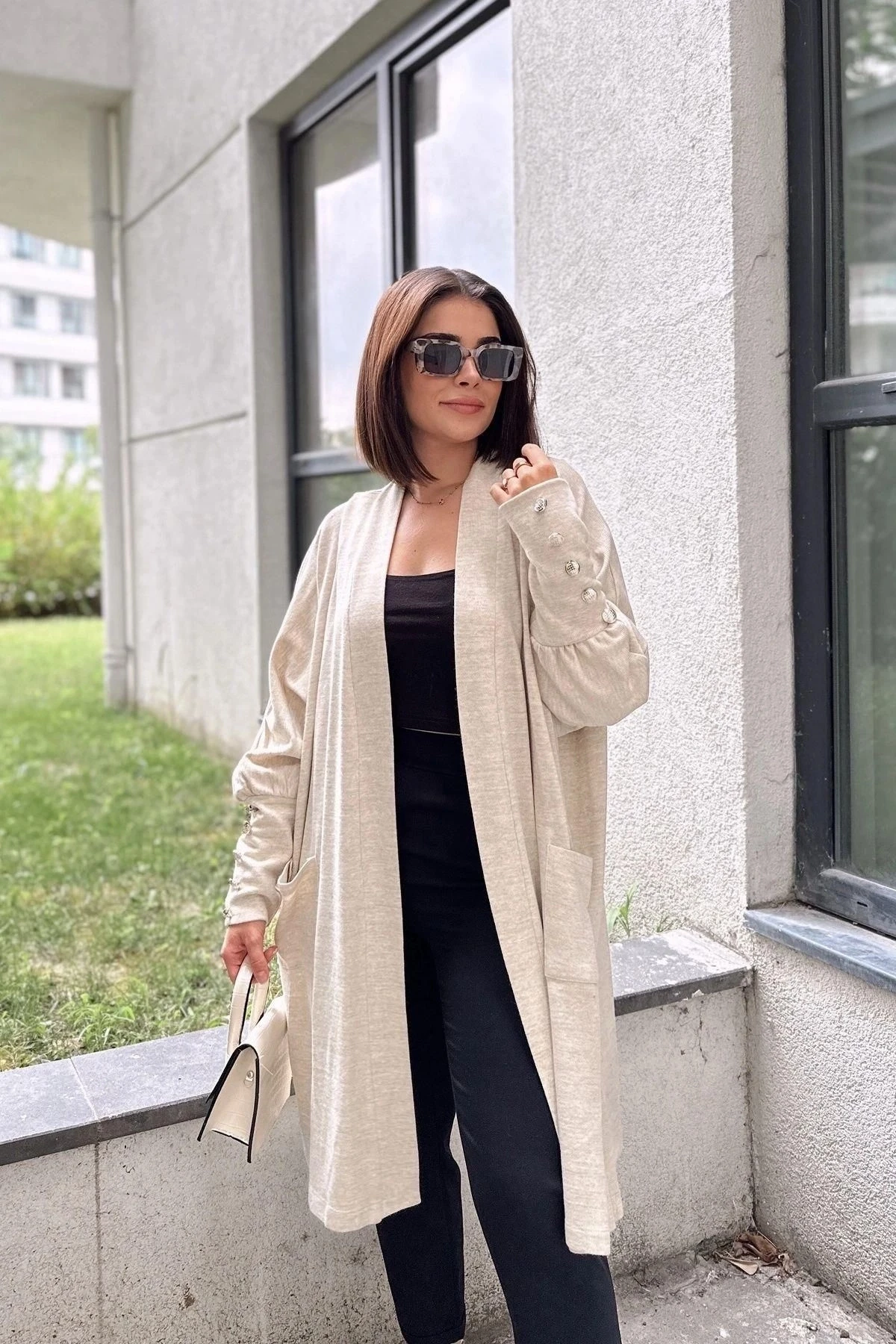 Kadın Bej Düz Şal Yaka, Uzun Kol, Düğme Detaylı Yırtmaçlı Yumuşak Dokulu Uzun Oversize Hırka