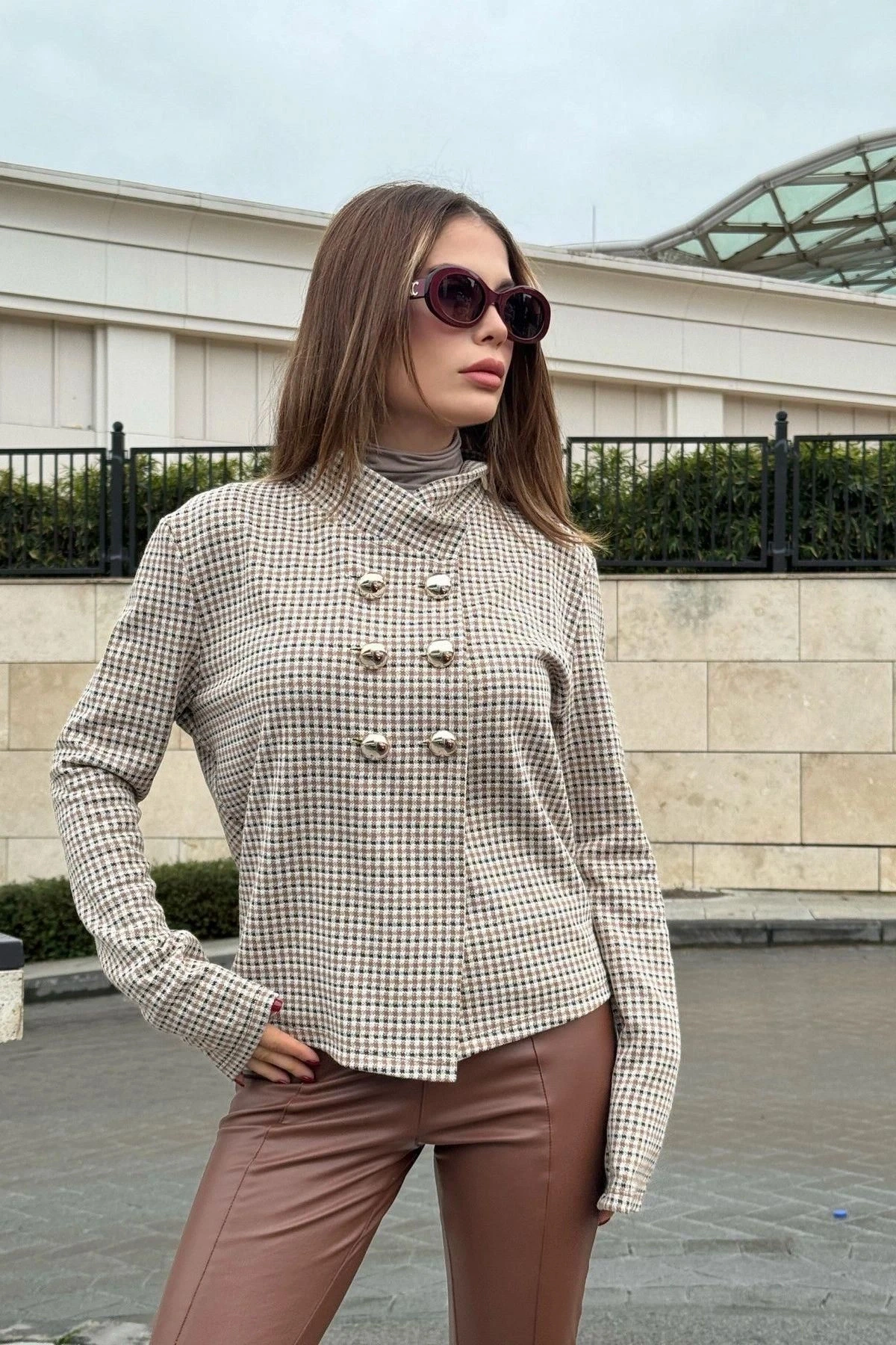 Kadın Bej Ekose Desen, Gold Düğmeli Dik Yaka Ceket