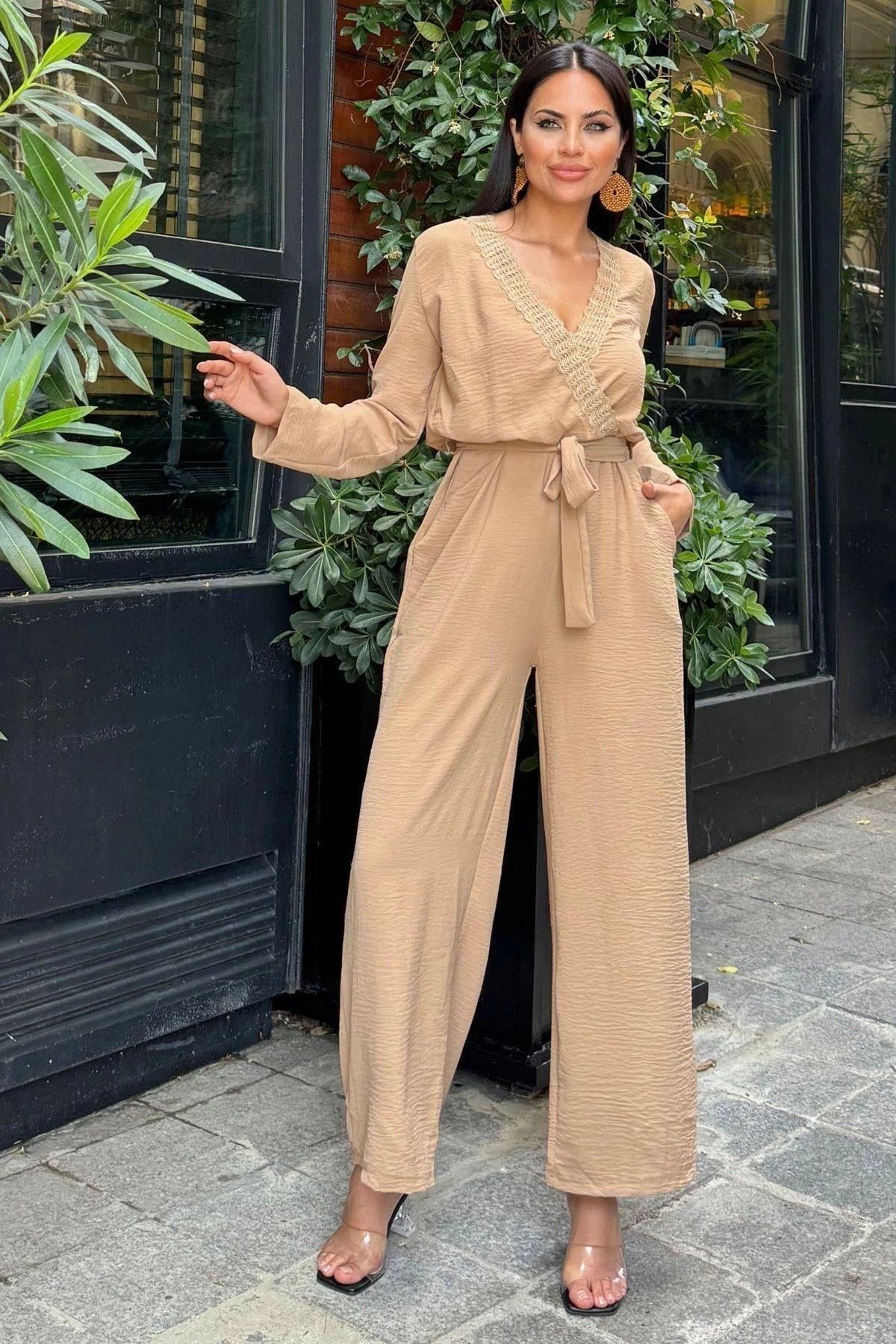 Kadın Bej Hasır Kruvaze Yaka Detaylı Kemerli Cepli Airobin Tulum Beli Lastikli Tulum