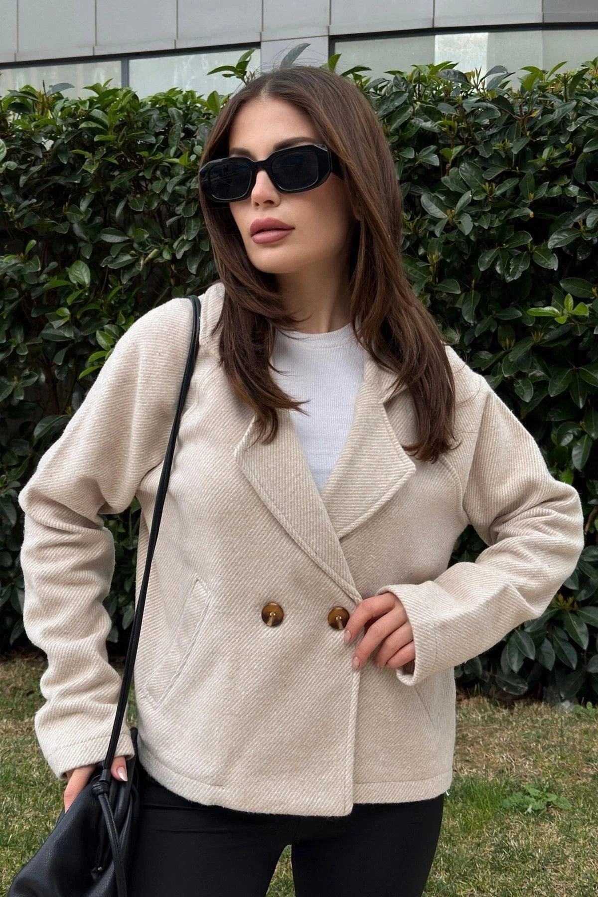 Kadın Bej Kruvaze Yaka, Çift Düğme, Rahat Kalıp, Fitilli Kaşe Kumaş Ceket