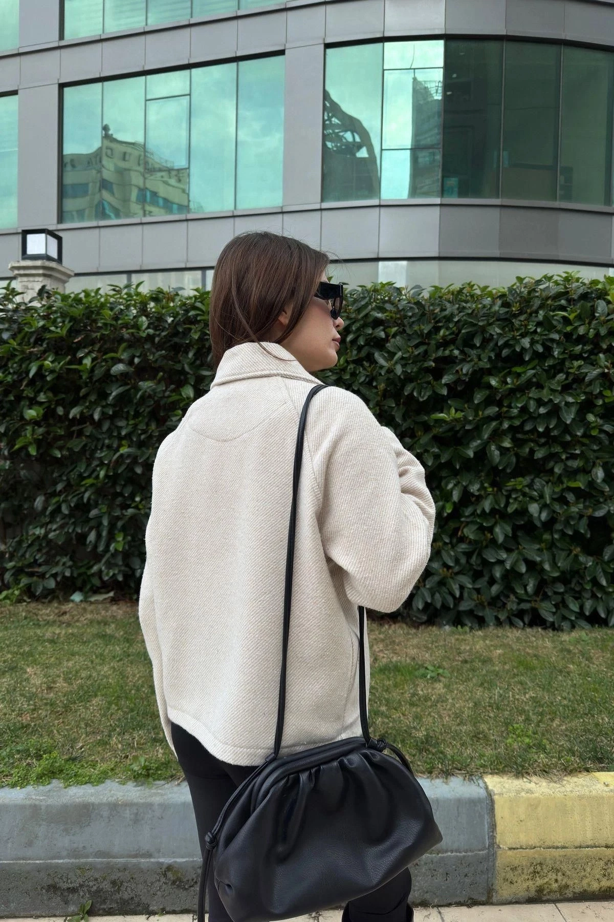 Kadın Bej Kruvaze Yaka, Çift Düğme, Rahat Kalıp, Fitilli Kaşe Kumaş Ceket